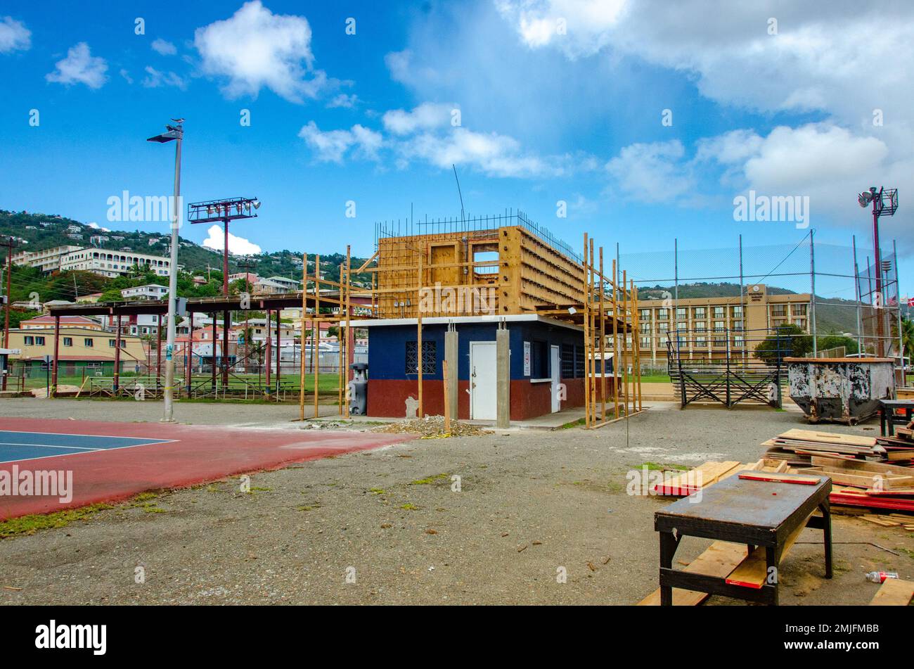 Il Dipartimento dello Sport, dei Parchi e delle Ricreazione delle Isole Vergini gestisce le riparazioni nell'agosto 2022 al campo da baseball Emile Griffith di Charlotte Amalie su St. Thomas negli Stati Uniti Isole Vergini. FEMA ha impegnato $1,4 milioni di dollari per riparazioni al parco, che è stato danneggiato dagli uragani Irma e Maria nel settembre 2017. Le misure di mitigazione del rischio del progetto, pari a circa $32.595, includono un nuovo tessuto per la gabbia di battuta e l'interno del parco per migliorare il drenaggio dalle piogge. FEMA/Eric Adams Foto Stock