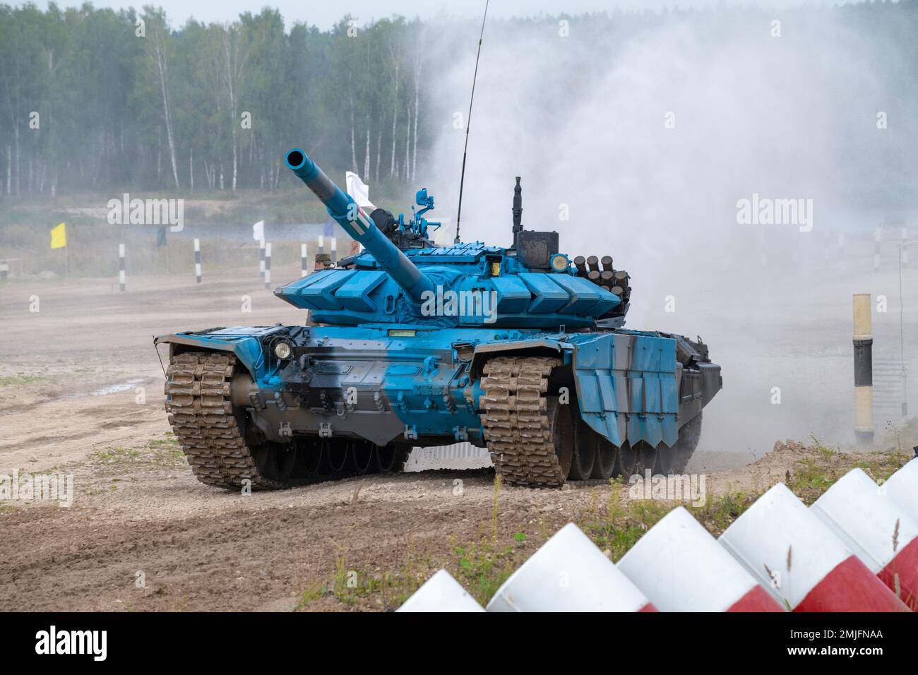ALABINO, RUSSIA - 19 AGOSTO 2022: Tank T-72B3 della squadra della Repubblica di Abkhazia sul carro armato di pista biathlon. Giochi di guerra internazionali Foto Stock