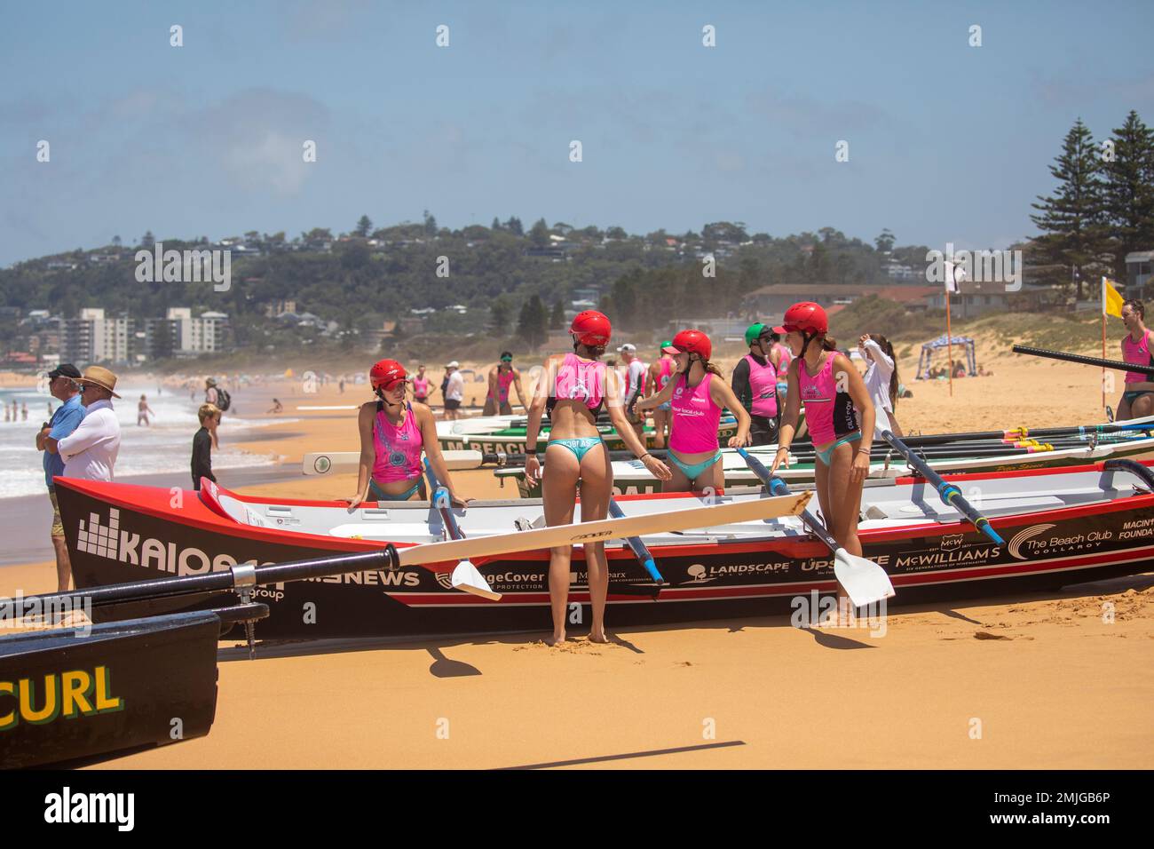 Sabato 28th Gennaio 2023. Sydney Northern Beaches Surfboat carnevale a North Narrabeen Beach, locali surf club squadre maschili e femminili e loro tradizionali surf boats competere in round 5 eventi del pre-mership, le squadre locali comprese quelle da Avalon Beach, Collaroy, Palm Beach, North Narrabeen, Freshwater e Coogee. Credito Martin Berry@alamy notizie dal vivo. Foto Stock