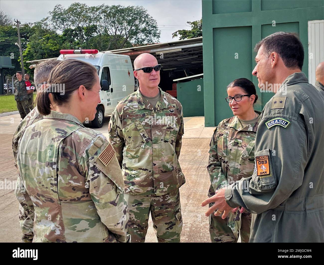 Il col. Eric Underhill, Direttore della Guardia Nazionale di New York J3 (operazioni), è in piedi con Brig. Denise Donnell, il comandante della Guardia Nazionale aerea di New York, il generale di Brig Isabel Smith, il direttore della Guardia Nazionale di New York dello Stato maggiore e Brig. Clauco Rossotto del 29 agosto 2022 presso campo Grande, Brasile. Centocinque membri della Guardia Nazionale aerea di New York hanno partecipato al 5th° anno brasiliano Joint Exercise TAPIO tenutosi a campo Grande, Brasile, dal 20 al 31 agosto 2022. Foto Stock