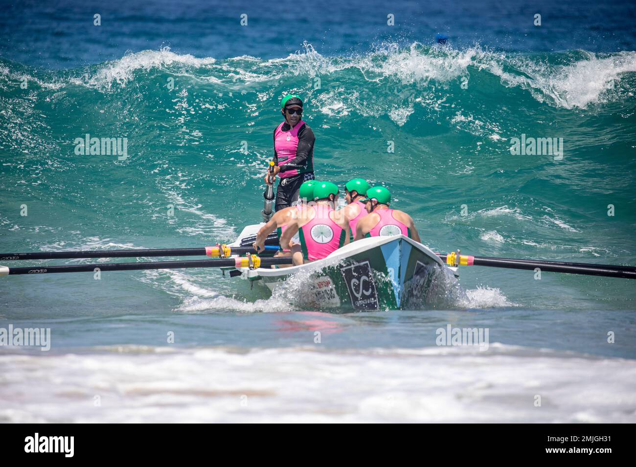 Sabato 28th Gennaio 2023. Sydney Northern Beaches Surfboat carnevale a North Narrabeen Beach, locali surf club squadre maschili e femminili e loro tradizionali surf boats competere in round 5 eventi del pre-mership, le squadre locali comprese quelle da Avalon Beach, Collaroy, Palm Beach, North Narrabeen, Freshwater e Coogee. Credito Martin Berry@alamy notizie dal vivo. Foto Stock