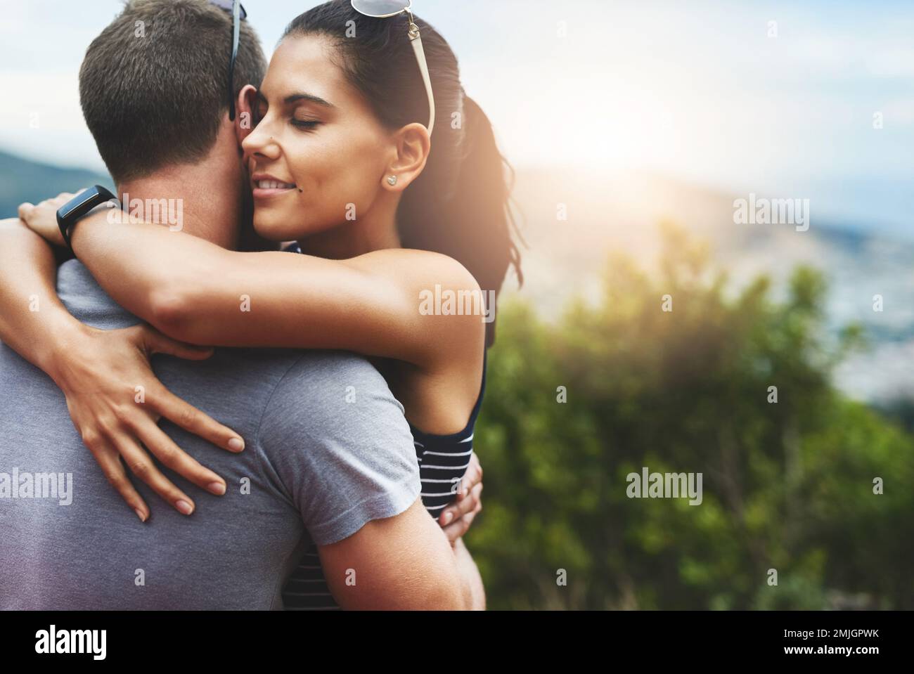 Abbracciate tutta la bontà dell'amore. una giovane coppia in un abbraccio amorevole all'aperto. Foto Stock