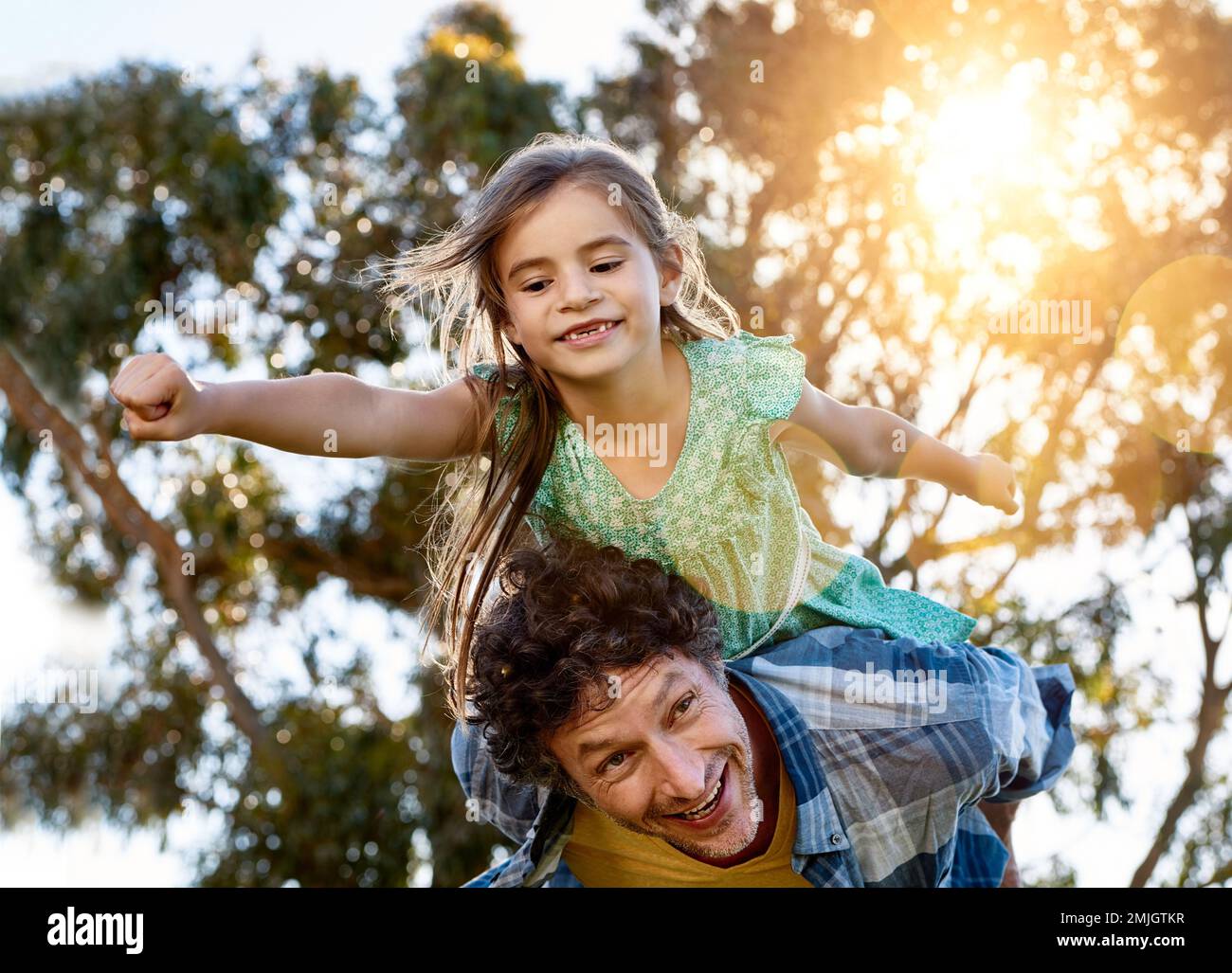 Solo divertimento aereo. un felice padre e una figlia che si godono un giro in piggyback all'aperto. Foto Stock