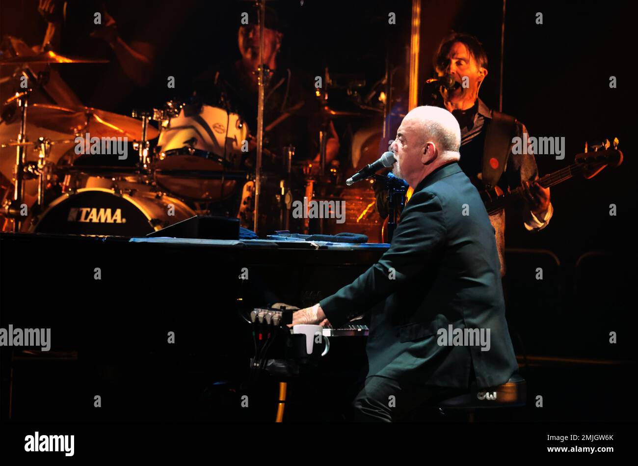 Hollywood, Stati Uniti. 27th Jan, 2023. Billy Joel si esibisce sul palco all'Hard Rock Live presso il Seminole Hotel and Casino Hollywood, a Hollywood, Florida, venerdì 27 gennaio 2023. Foto di Gary i Rothstein/UPI Credit: UPI/Alamy Live News Foto Stock