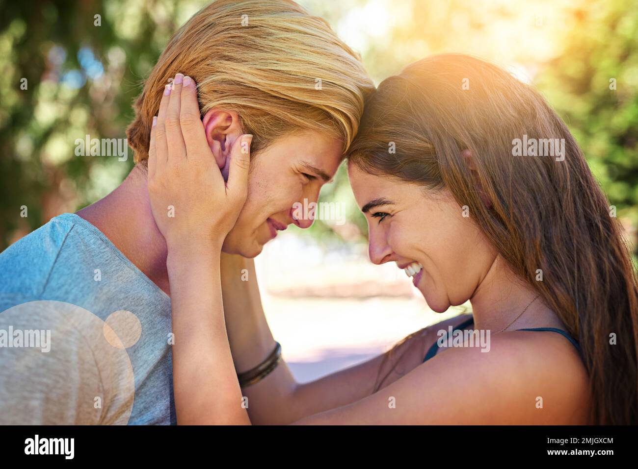 Amore - che bella sensazione. una giovane coppia affettuosa che condivide un tenero momento all'aperto. Foto Stock