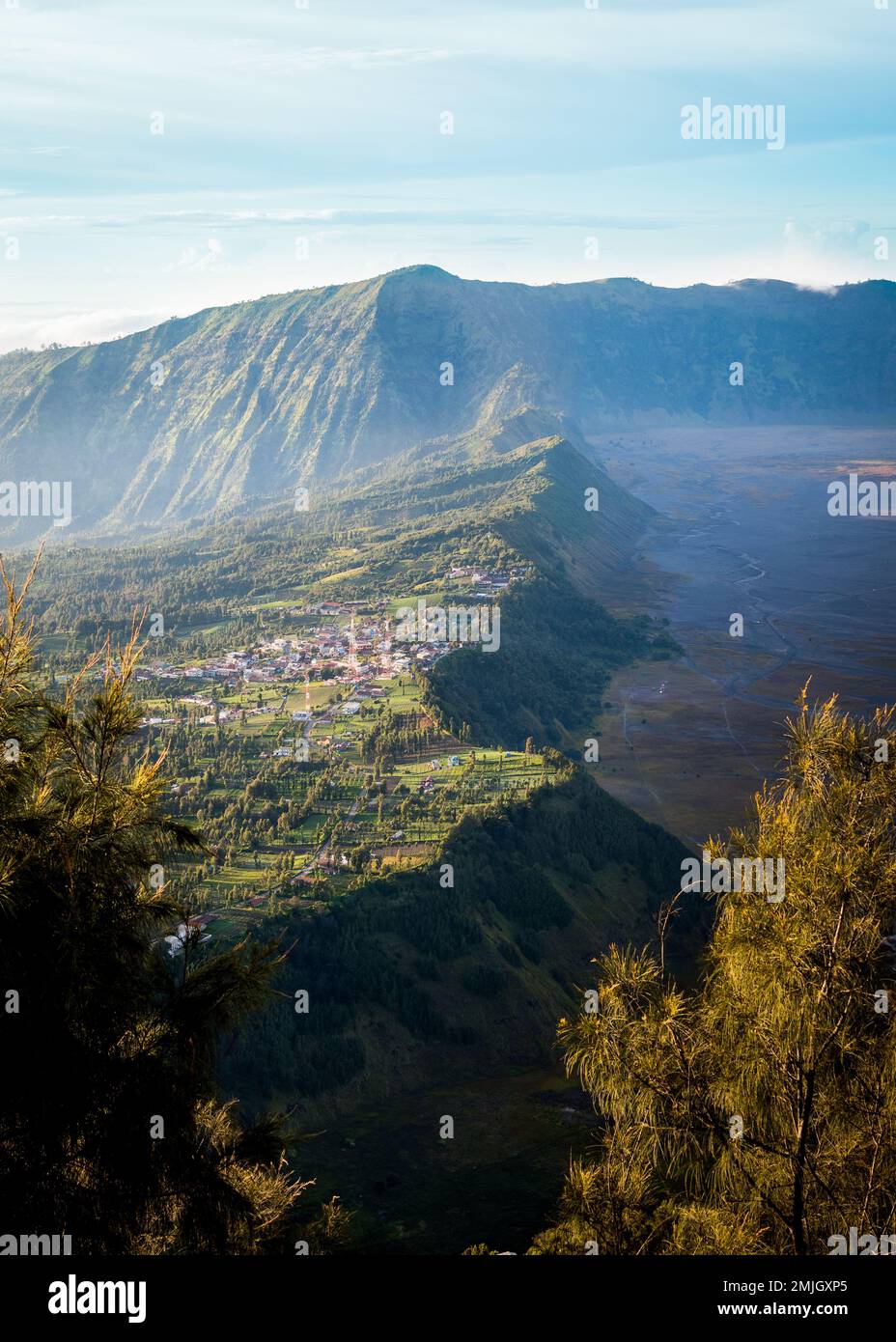 Cemoro Lawang sul bordo del cratere del Monte Bromo a Giava, indonesia Foto Stock