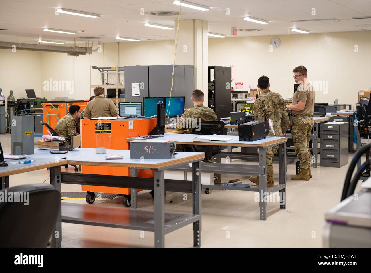 I militari dello Squadrone di manutenzione dei componenti del 18th lavorano su diversi progetti nel negozio intermedio di avionica della base aerea di Kadena, Giappone, 29 agosto 2022. L'AIS si occupa della manutenzione di molti dei componenti elettronici presenti sul F-15C Eagle, garantendo la sicurezza dei piloti e degli aerei prima del decollo. Foto Stock