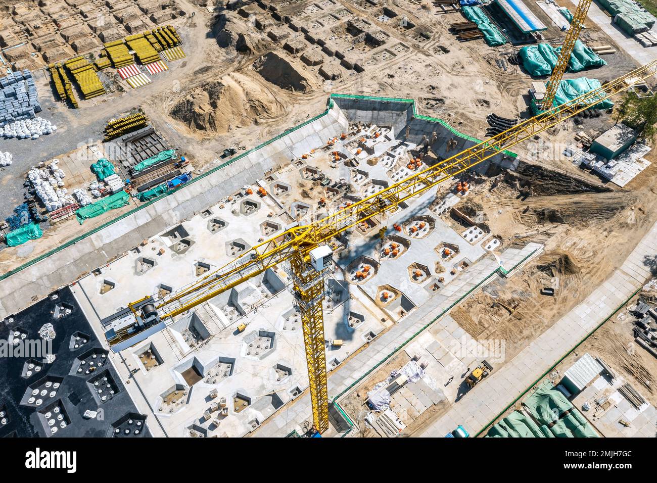 cantiere. attrezzature per costruzioni e fondazioni in calcestruzzo. vista aerea. Foto Stock