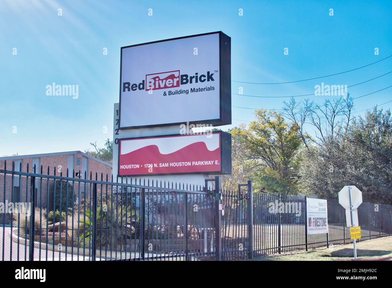 Houston, Texas USA 12-25-2022: Cartello stradale Red River Brick e sede commerciale esterna a Houston, Texas. Azienda produttrice di materiali da costruzione. Foto Stock