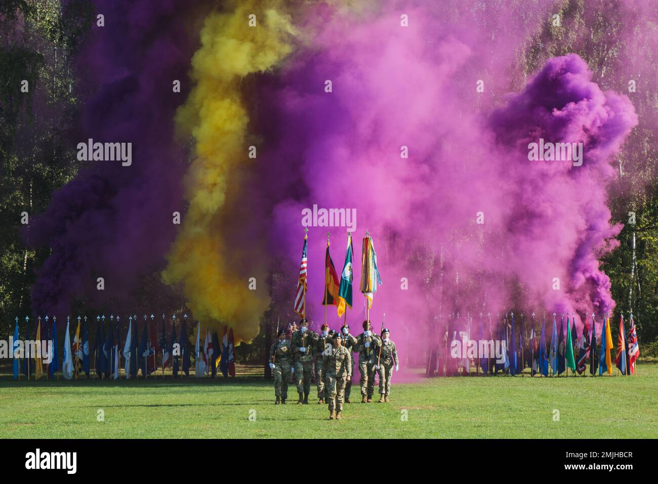 STATI UNITI I soldati dell'esercito nella classe 09-22 del 7th° Comand di addestramento dell'esercito (7ATC) corso di Leadership di base dell'Accademia degli ufficiali non commissionati (NCOA) conducono la cerimonia di laurea a Grafenwoehr, Germania, 30 agosto 2022. La missione NCOA 7ATC è formare e sviluppare futuri leader che siano adattabili, disciplinati e pronti a guidare efficacemente a livello di squadra e squadra. Foto Stock