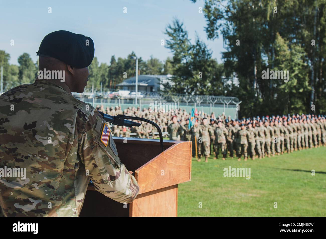 Il comando Sgt. Maggiore Charles L. Robinson III si presenta ai laureati della classe 09-22 del 7th° Comand di addestramento dell'esercito (7ATC) corso di Leadership di base dell'Accademia non commissionata (NCOA) a Grafenwoehr, Germania, 30 agosto 2022. La missione NCOA 7ATC è formare e sviluppare futuri leader che siano adattabili, disciplinati e pronti a guidare efficacemente a livello di squadra e squadra. Foto Stock