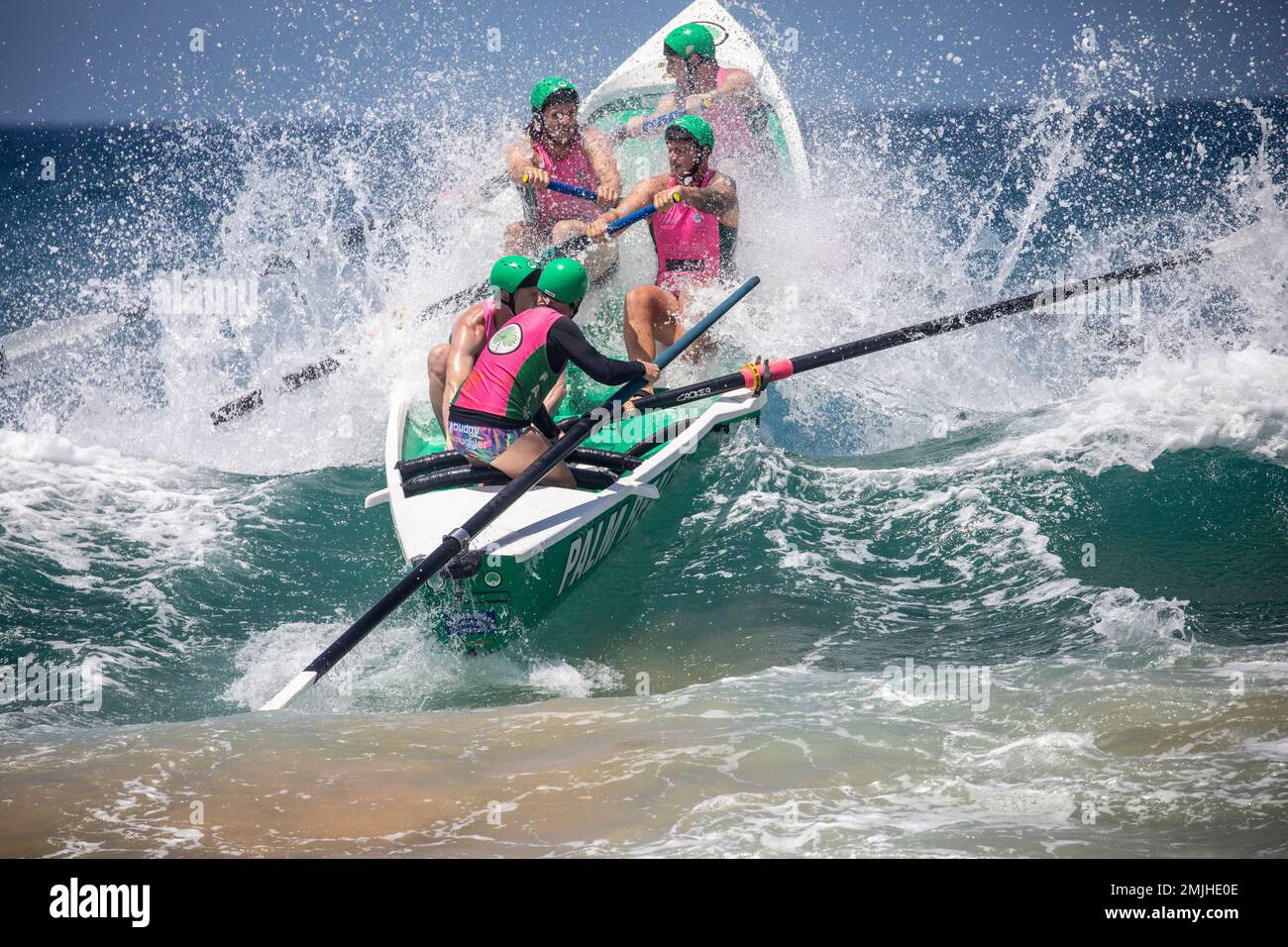 Sabato 28th Gennaio 2023. Sydney Northern Beaches Surfboat carnevale a North Narrabeen Beach, locali surf club squadre maschili e femminili e loro tradizionali surf boats competere in round 5 eventi del pre-mership, le squadre locali comprese quelle da Avalon Beach, Collaroy, Palm Beach, North Narrabeen, Freshwater e Coogee. Credito Martin Berry@alamy notizie dal vivo. Foto Stock