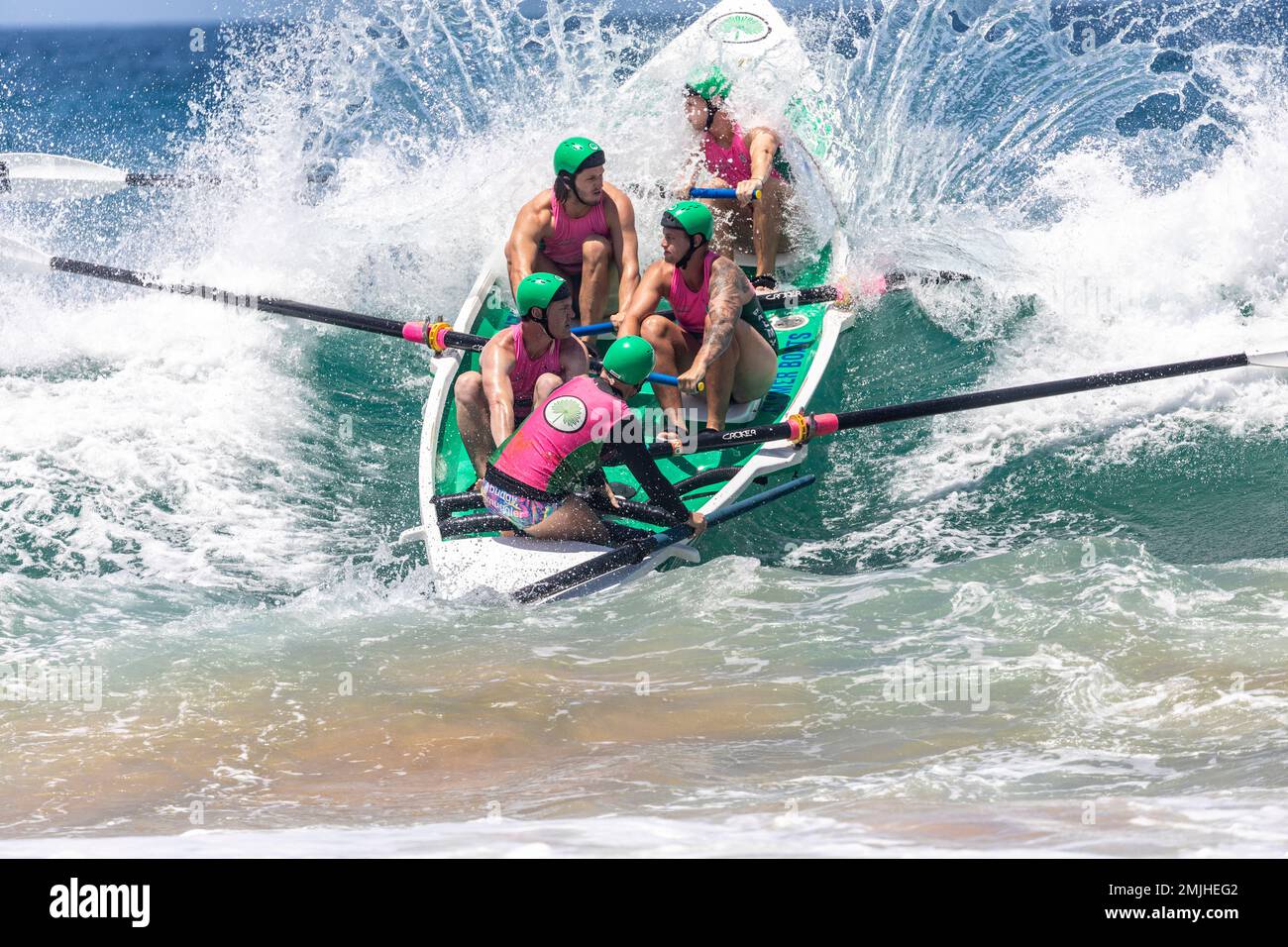 Sabato 28th Gennaio 2023. Sydney Northern Beaches Surfboat carnevale a North Narrabeen Beach, locali surf club squadre maschili e femminili e loro tradizionali surf boats competere in round 5 eventi del pre-mership, le squadre locali comprese quelle da Avalon Beach, Collaroy, Palm Beach, North Narrabeen, Freshwater e Coogee. Credito Martin Berry@alamy notizie dal vivo. Foto Stock