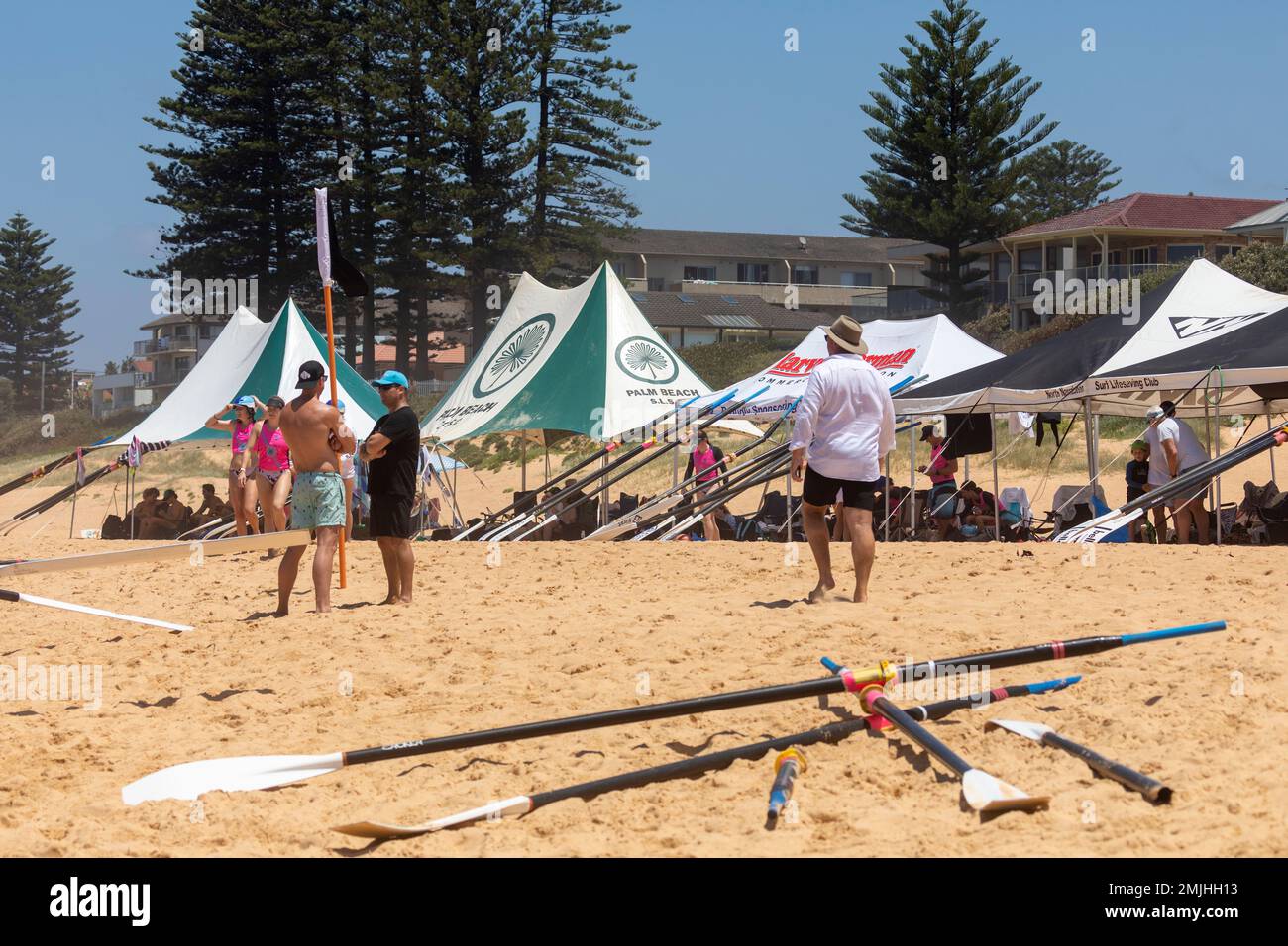 Sabato 28th Gennaio 2023. Sydney Northern Beaches Surfboat racing carnevale a North Narrabeen Beach, surf club locale squadre maschili e femminili e le loro imbarcazioni da surf tradizionali gareggiano in 5 eventi del giro di premership, le squadre locali hanno incluso quelle da Avalon Beach, Collaroy, Palm Beach, North Narrabeen, Freshwater e Coogee. Credito Martin Berry@alamy notizie dal vivo. Foto Stock