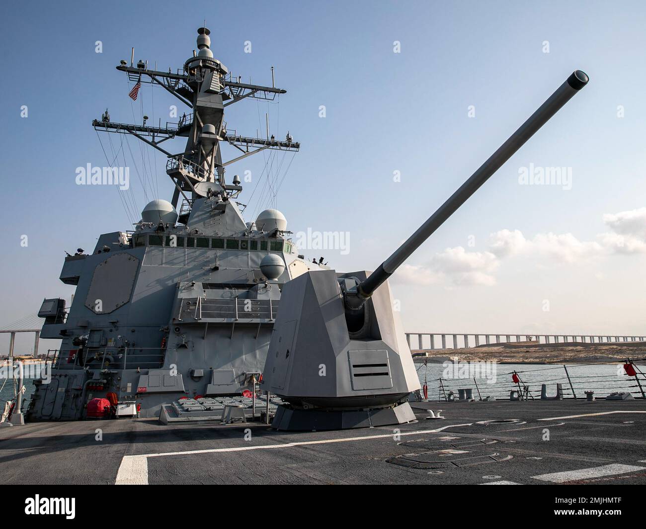 220830-N-UL352-1043 CANALE DI SUEZ (30 agosto 2022) cacciatorpediniere di missili guidati USS Delbert D. Black (DDG 119) transita nel canale di Suez, 30 agosto. Delbert D. Black viene impiegato nell'area operativa della flotta statunitense 5th per garantire la sicurezza e la stabilità marittima nella regione del Medio Oriente. Foto Stock