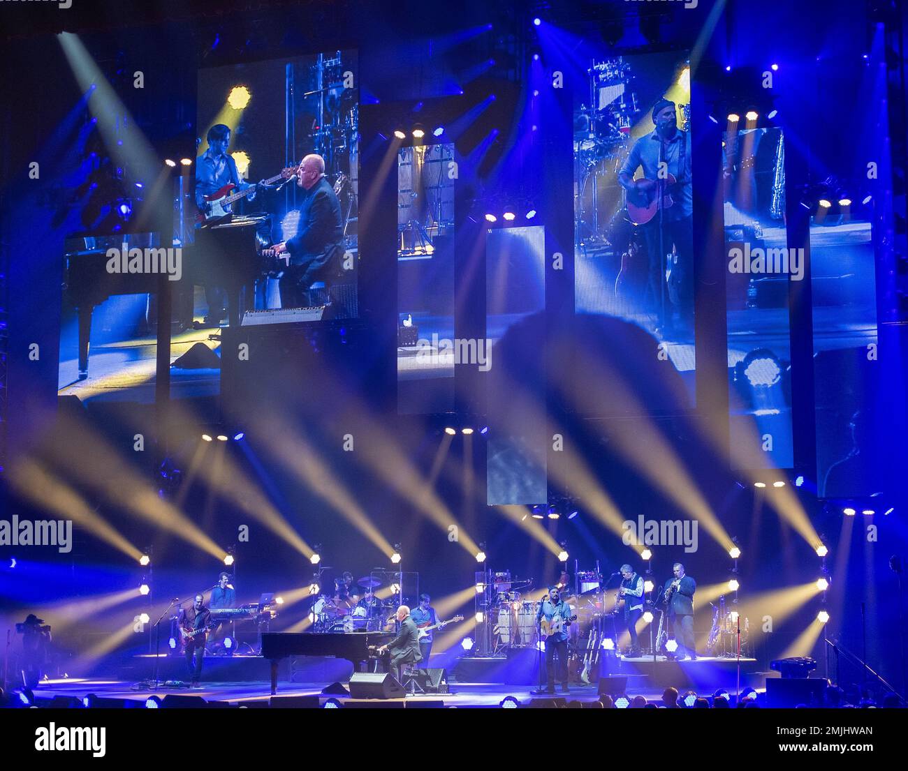 Hollywood, Stati Uniti. 27th Jan, 2023. Billy Joel si esibisce sul palco all'Hard Rock Live presso il Seminole Hotel and Casino Hollywood, a Hollywood, Florida, venerdì 27 gennaio 2023. Foto di Gary i Rothstein/UPI Credit: UPI/Alamy Live News Foto Stock