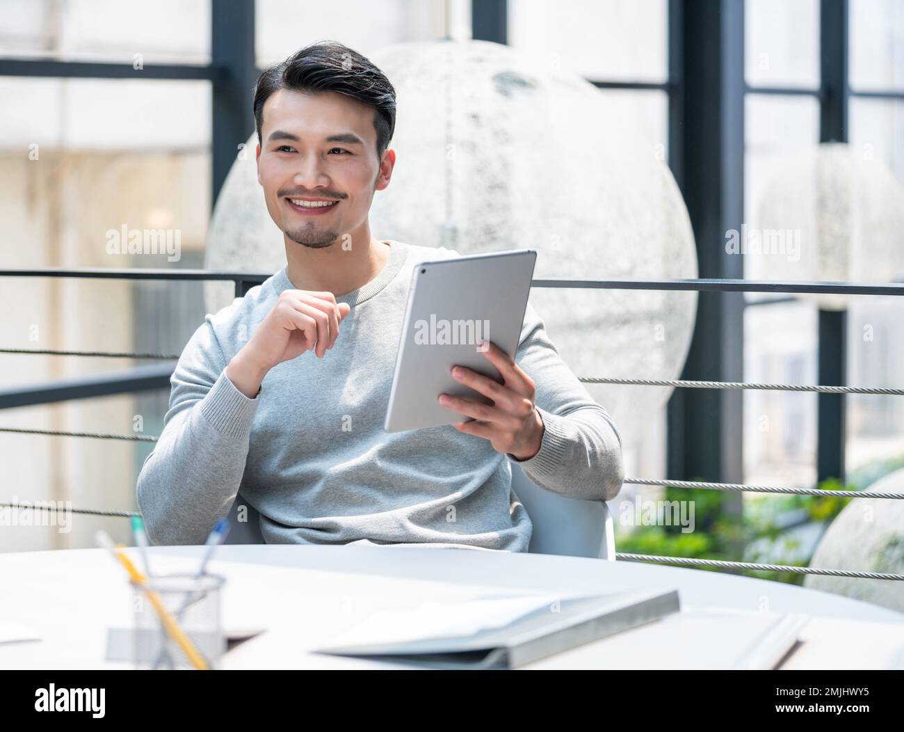 Il giovane usa le compresse Foto Stock