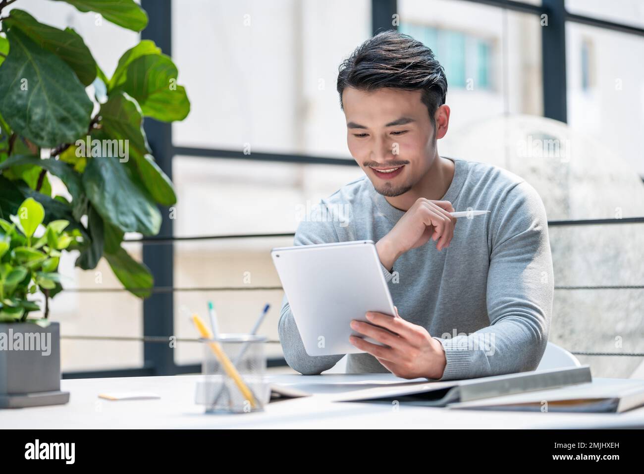 Il giovane usa le compresse Foto Stock