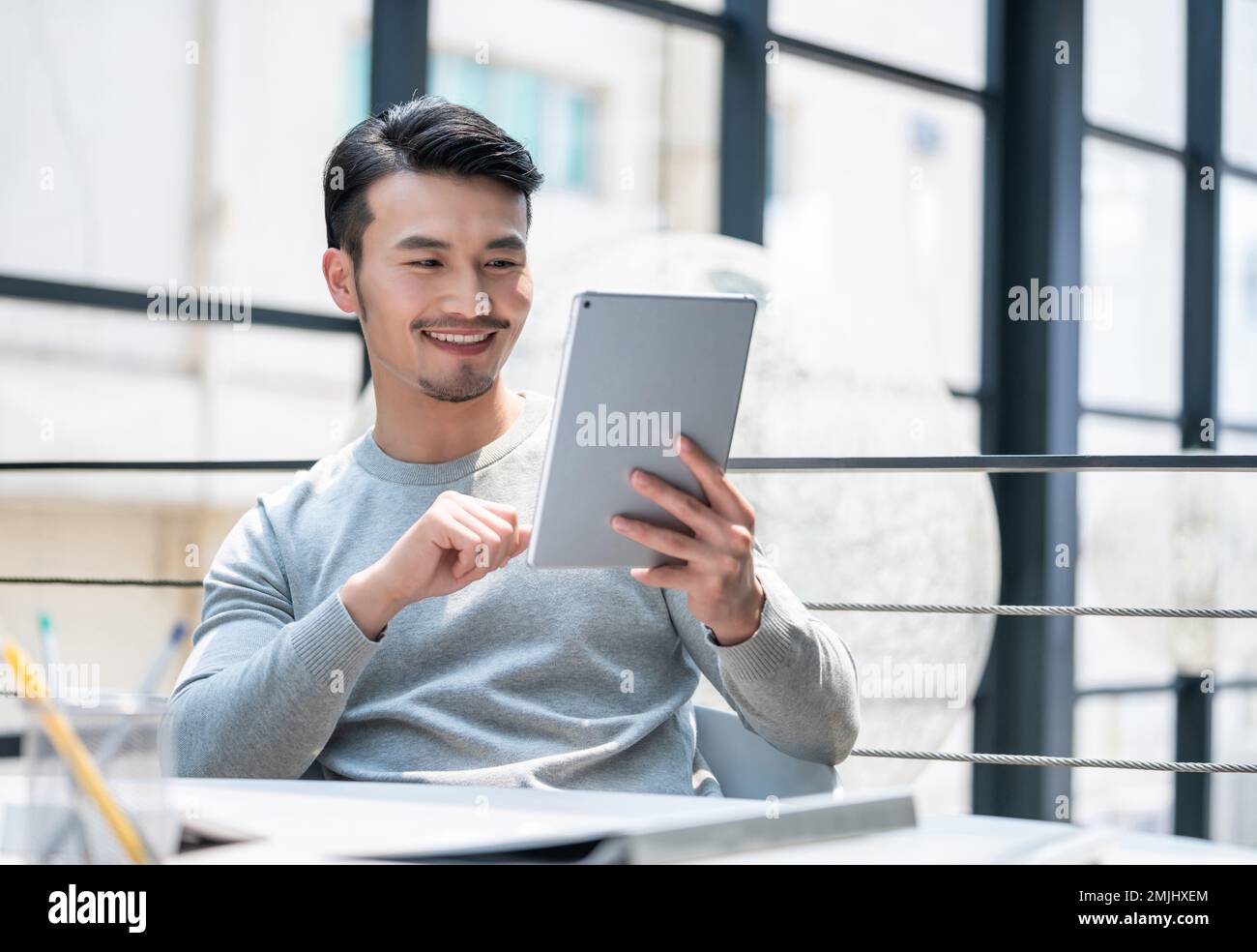 Il giovane usa le compresse Foto Stock