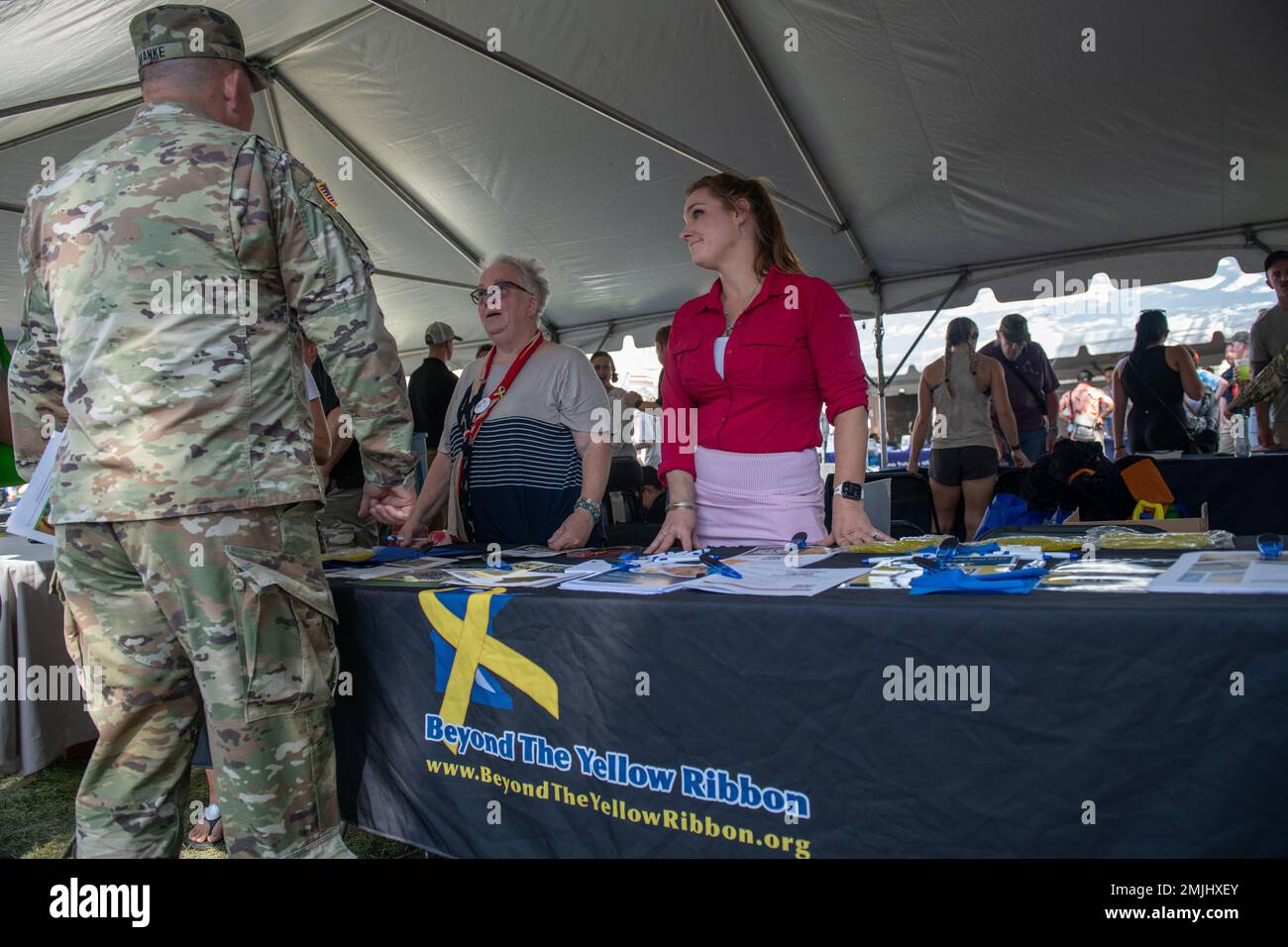 Durante il Great Minnesota Get-Together's, Military Appreciation Day, il generale Shawn Manke ha visitato varie cabine dedicate ai veterani, il 30 agosto 2022, vicino al Dan Patch Park a Falcon Heights, Minnesota. Quest’anno l’obiettivo era quello di onorare le migliaia di datori di lavoro dei membri della Guardia Nazionale del Minnesota, delle riserve e delle loro famiglie. Il sostegno del datore di lavoro della Guardia e delle riserve, noto come ESGR, festeggia il loro 50th anno di promozione della cooperazione e della comprensione tra i membri del servizio della componente Reserve e i loro datori di lavoro civili e di assistenza nella risoluzione dei conflitti derivanti da un emplo Foto Stock