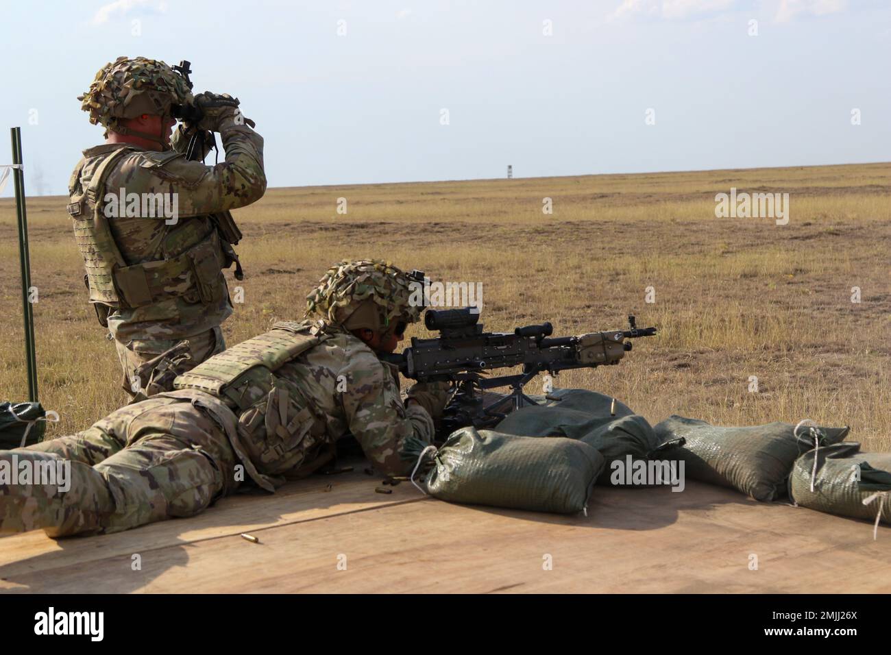 SPC. Levi Line (con binocolo) e PFC. Camilo Vozzella, entrambi i fanti assegnati a Charlie Company, 1st battaglione, 26th reggimento di fanteria, 2nd squadra di combattimento Brigata, 101st Divisione Airborne (Air Assault), spara la M240B a Smardan Training Area, Romania, il 30 agosto 2022. Come hanno fatto negli ultimi 80 anni, la 101st Airborne Division (Air Assault) è pronta a schierarsi ovunque per sostenere e difendere la Nazione e i nostri alleati. (Foto dell'esercito degli Stati Uniti PFC. Jayden Woods) Foto Stock