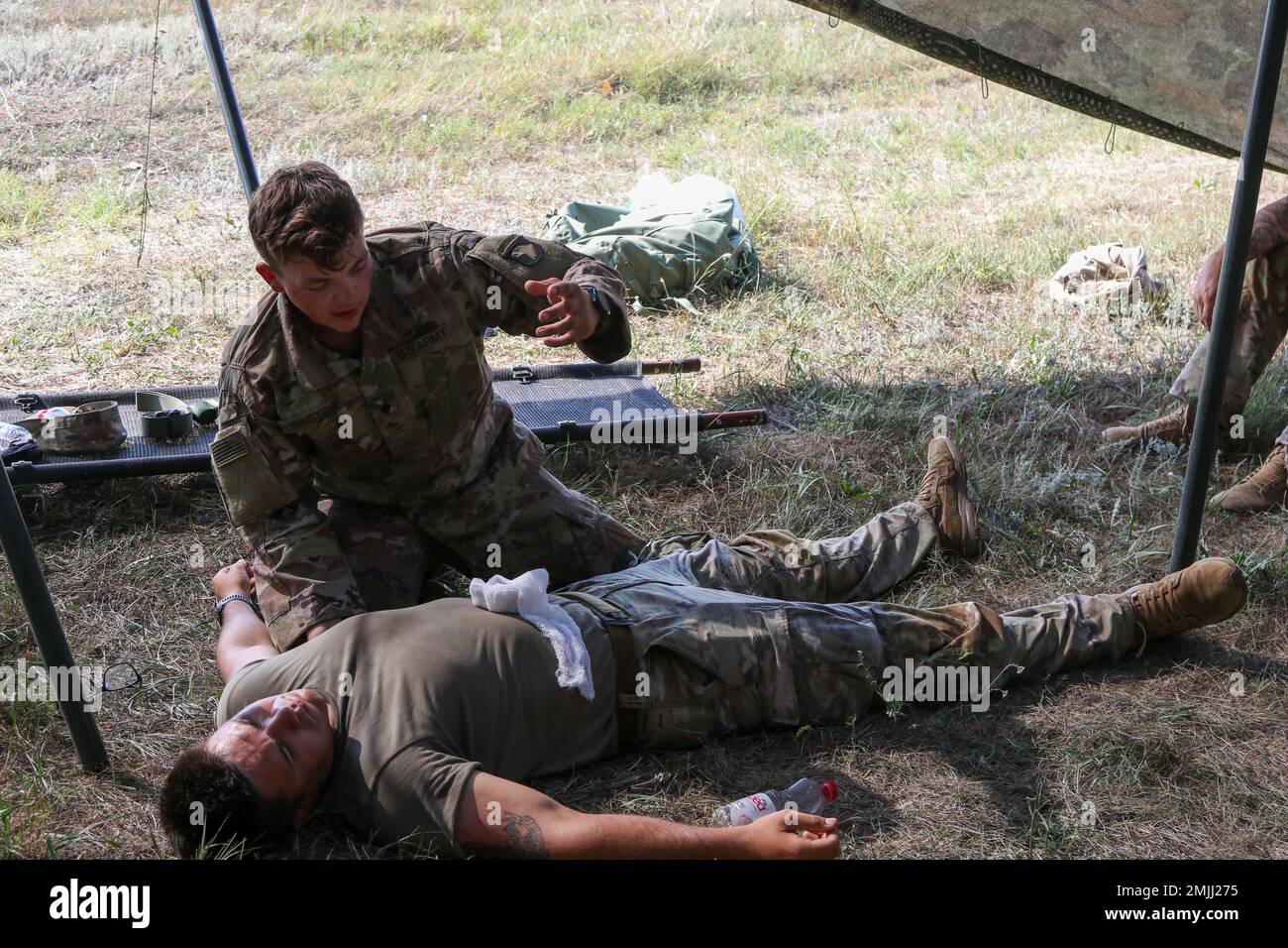 Colton Hornstra, una medica di combattimento assegnata al battaglione 1st, al reggimento di fanteria 26th, alla squadra di combattimento di Brigate 2nd, alla divisione Airborne 101st (Air Assault), insegna il Combat Lifesaver Class a Smardan Training Area, Romania, il 29 agosto 2022. Come hanno fatto negli ultimi 80 anni, la 101st Airborne Division (Air Assault) è pronta a schierarsi ovunque per sostenere e difendere la Nazione e i nostri alleati. Foto Stock