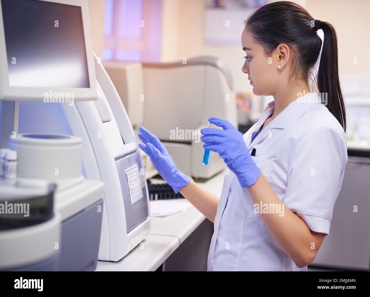 Risultati più rapidi grazie a una tecnologia all'avanguardia per il laboratorio. un giovane scienziato che conduce un test medico in un laboratorio. Foto Stock