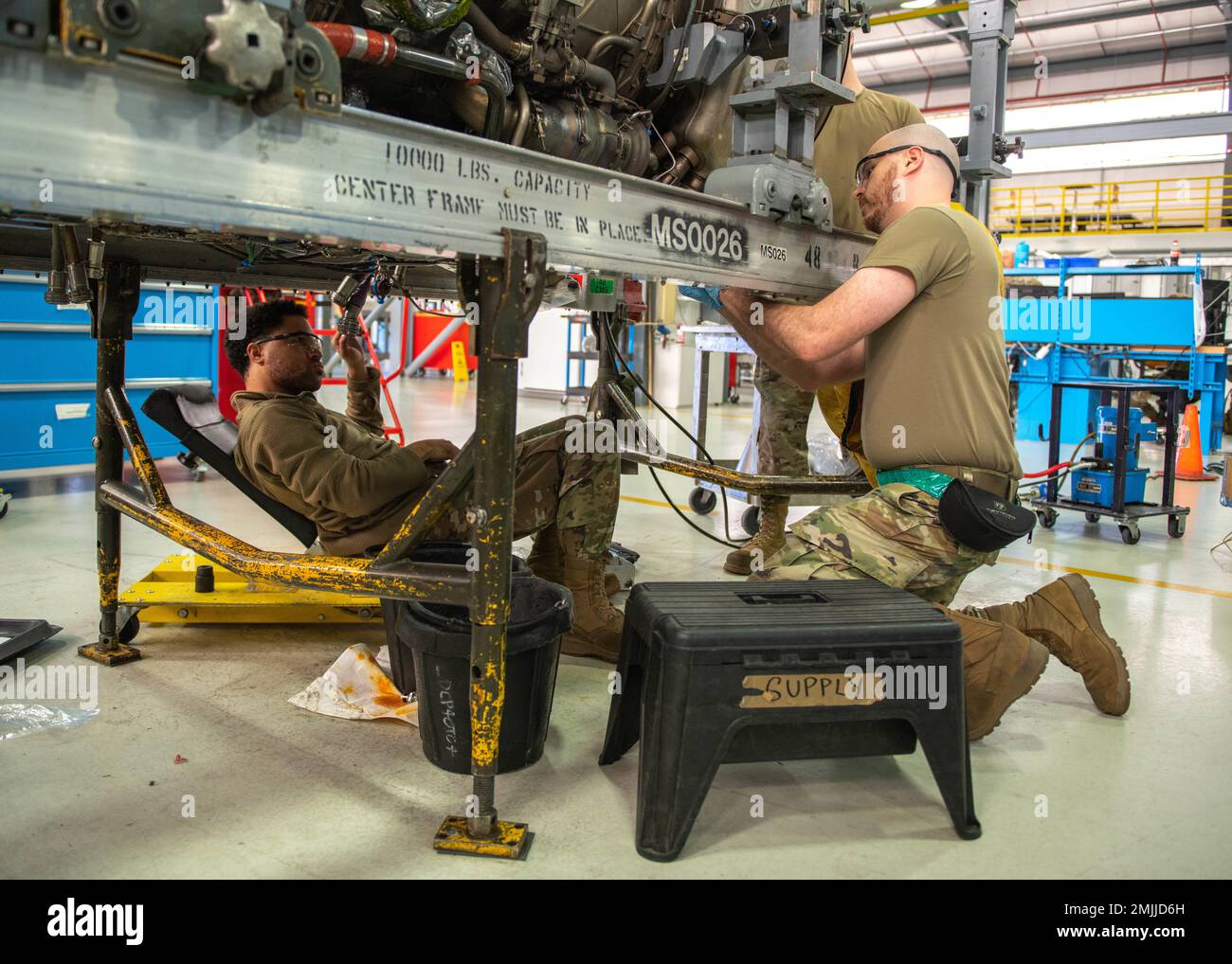 STATI UNITI I tecnici di propulsione aerospaziale della Air Force assegnati al 48th Component Maintenance Squadron effettuano la manutenzione di un motore F-15E Strike Eagle presso Royal Air Force Lakenheath, Inghilterra, 30 agosto 2022. Il volo di propulsione fornisce motori a reazione tempestivi, sicuri e affidabili per ridurre le rimozioni inutili del motore flightline o la manutenzione del motore nel perseguimento della missione dell'ala. Foto Stock