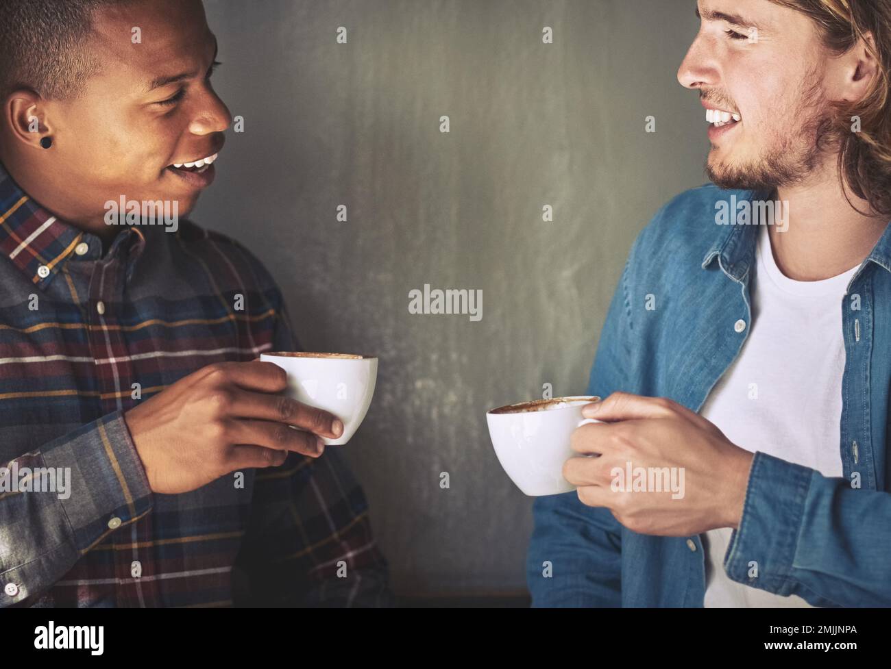 Buon caffè e buona conversazione. due amici che hanno un caffè insieme in una caffetteria. Foto Stock