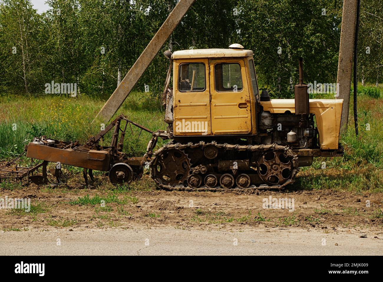 Il trattore in funzione si trova su un campo in Ucraina per scavare terreno Foto Stock