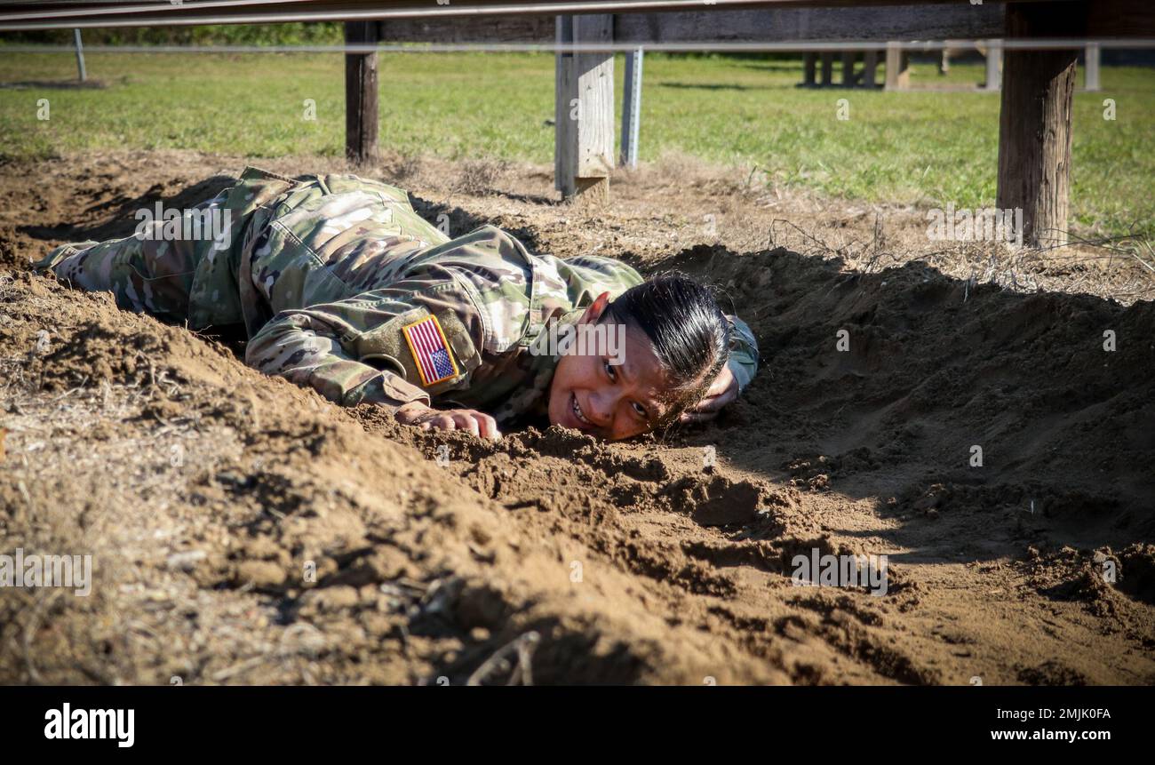 1st la Lt. Romela De Guzman, una Alessandria, Virginia, ufficiale nativo e delle risorse umane assegnato a Headquarters & Headquarters Company, 29th divisione fanteria, Virginia Army National Guard, striscia sotto l'ostacolo a filo basso il giorno zero di un corso di assalto aereo a Camp Dodge in Johnston, Iowa, il 30 agosto 2022. Oltre 200 soldati e Airmen hanno partecipato a 12 giorni negli Stati Uniti Corso di Army Air Assault tenuto a Camp Dodge, che allena i membri del servizio nelle operazioni di carico di imbracatura e di rappelling. Foto Stock