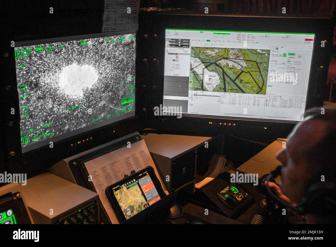 STATI UNITI Jared Cass, un KC-130J Hercules co-pilota con Marine Aerial Refueler Transport Squadron (VMGR) 252, guida laser un missile AGM-114 Hellfire utilizzando il sistema a vista bersaglio AN/AAAQ-30 in un KC-130J Hercules vicino Marine Corps Air Station Miramar, California, 30 agosto 2022. VMGR-252 addestrato nel supporto in close-air utilizzando il Harvest Hercules Airborne Weapons Kit. VMGR-252 è un'unità subordinata di 2nd Marine Aircraft Wing, l'elemento di combattimento aereo della II Marine Expeditionary Force. Foto Stock