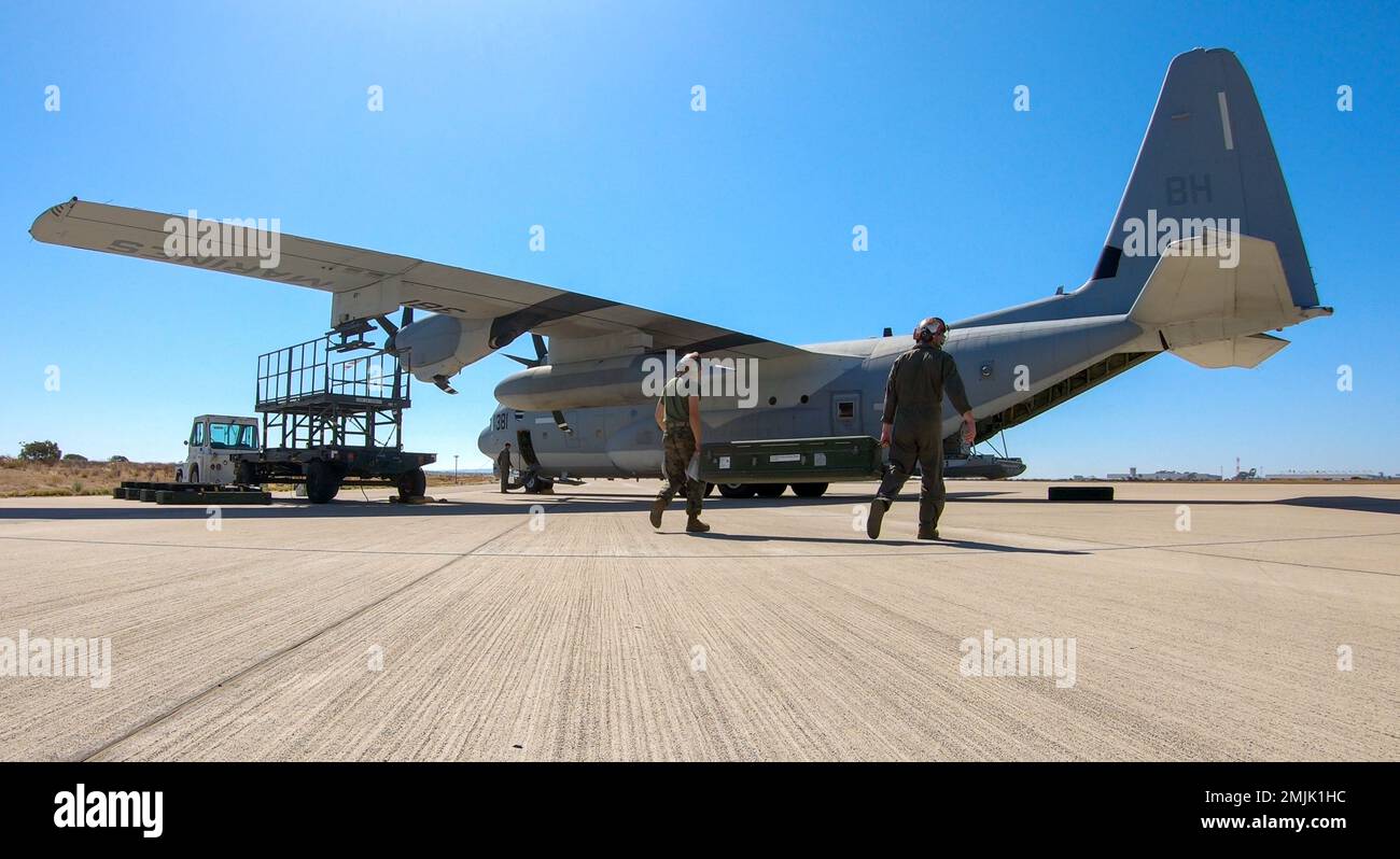 STATI UNITI Corpo marino Lance CPL. Bradley Stanger (a sinistra) e Lance CPL. Garrett Sivyer (a destra), KC-130J tecnici di ordigno Hercules con Marine Aerial Refueler Transport Squadron (VMGR) 252, trasportano un missile Griffin AGM-176 ad un Ercole KC-130J alla Stazione aerea del corpo marino Miramar, California, 30 agosto 2022. VMGR-252 addestrato nel supporto in close-air utilizzando il Harvest Hercules Airborne Weapons Kit. VMGR-252 è un'unità subordinata di 2nd Marine Aircraft Wing, l'elemento di combattimento aereo della II Marine Expeditionary Force. Foto Stock