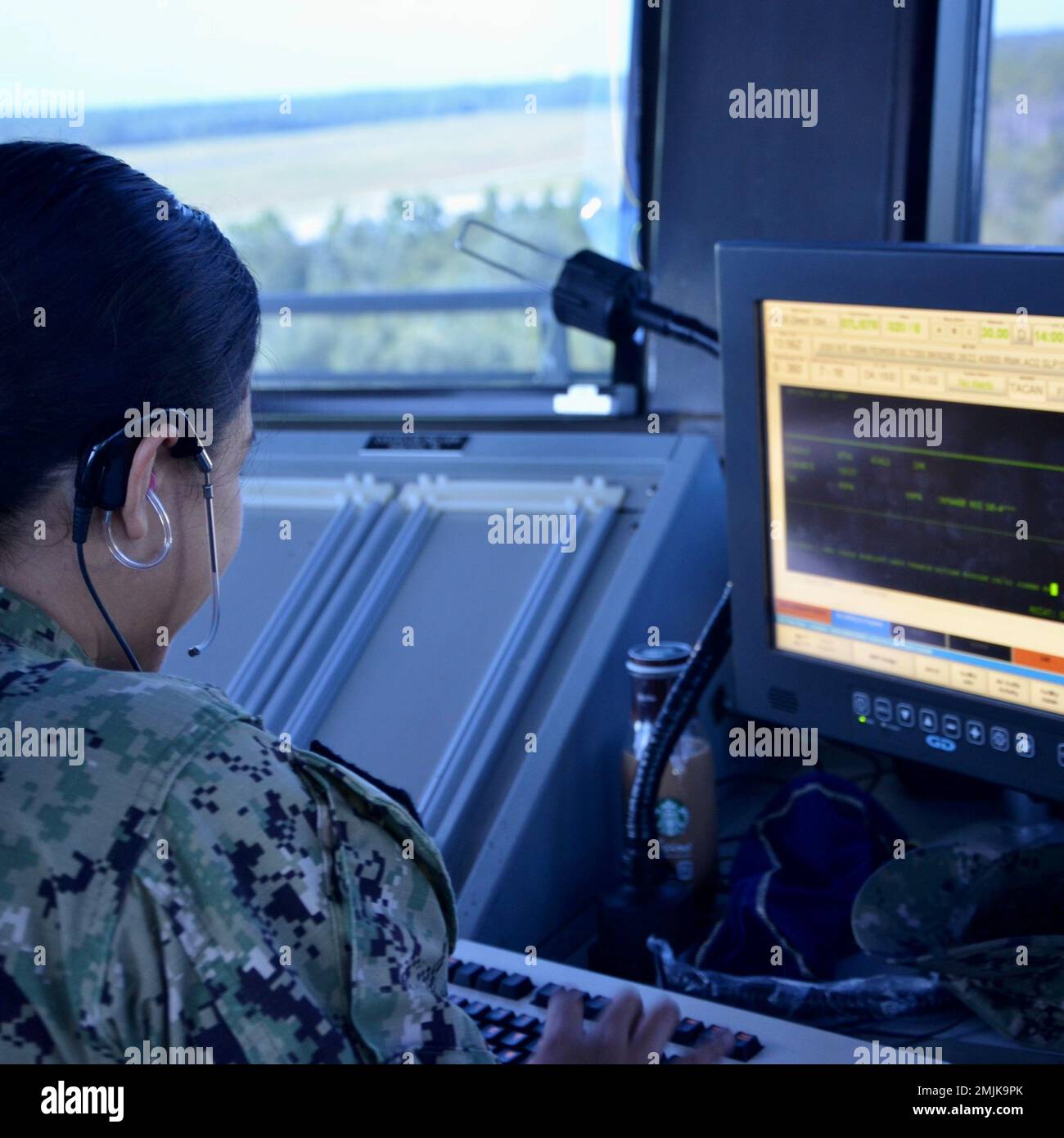 Un marinaio nella torre su Sherman Airfield, NAS Pensacola controlla le informazioni in arrivo la mattina del 31 agosto 2022. Foto Stock