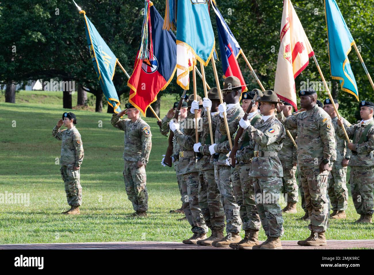 I soldati di Fort Jackson salutano durante i momenti di apertura di una cerimonia di cambio di comando presso il campo della Vittoria di Fort Jackson, 31 agosto. Brig. Il generale Jason E. Kelly assunse il comando di Fort Jackson da Brig. Patrick R. Michaelis durante la cerimonia. Foto Stock