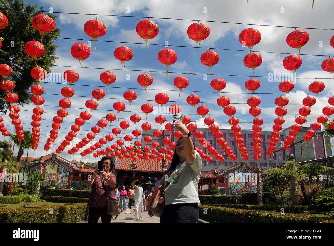 Prima del culto, due donne stanno prendendo selfie di fronte alla pagoda di Satya Budhi Bandung Indonesia il 22 gennaio 2023 Foto Stock