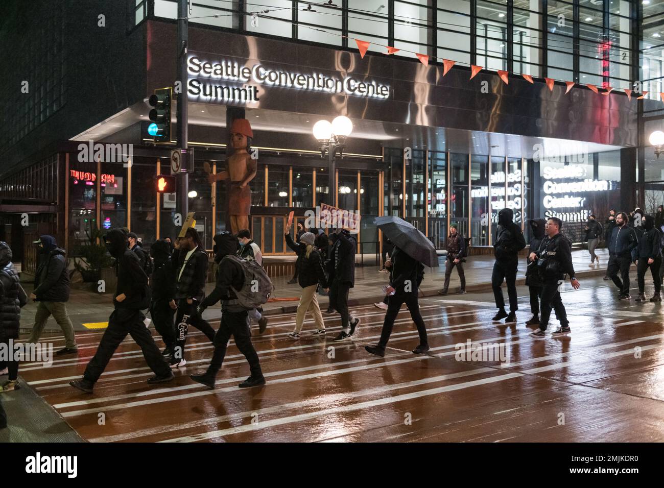 Seattle, Stati Uniti. 27th Jan, 2023. Appena dopo 7:00pm manifestanti scendono in strada dopo che il corpo della polizia di Tiro Nichols è stato rilasciato dalla polizia di Memphis. I manifestanti hanno cantato e marciato da Capitol Hill allo Space Needle interrompendo il traffico prima di tornare al Seattle Police East Precinct e bloccando l'incrocio. Credit: James Anderson/Alamy Live News Foto Stock