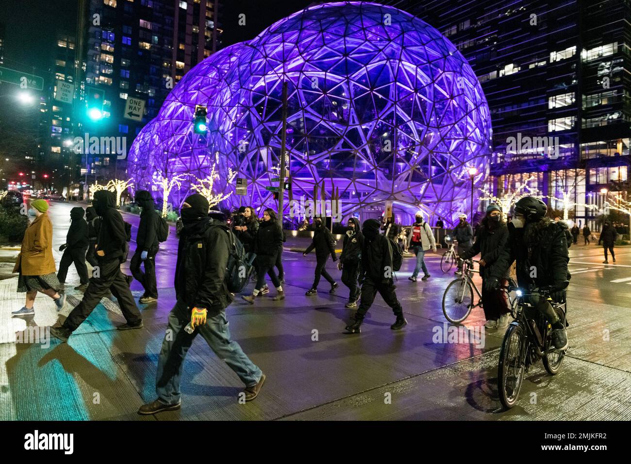 Seattle, Stati Uniti. 27th Jan, 2023. Appena dopo 7:00pm manifestanti scendono in strada dopo che il corpo della polizia di Tiro Nichols è stato rilasciato dalla polizia di Memphis. I manifestanti hanno cantato e marciato da Capitol Hill allo Space Needle interrompendo il traffico prima di tornare al Seattle Police East Precinct e bloccando l'incrocio. Credit: James Anderson/Alamy Live News Foto Stock