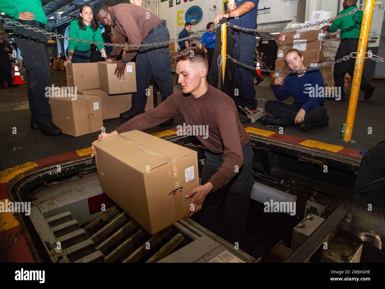 220831-N-TO573-1308 OCEANO ATLANTICO (31 agosto 2022) il tecnico di elettronica aerea Alex Lincoln, di Lawton, Oklahoma, colloca le forniture su un trasportatore nella baia di hangar della portaerei di classe Nimitz USS Harry S. Truman (CVN 75), durante un rifornimento in mare con la nave di supporto di combattimento rapido USNS Supply (T-AOE 6), 31 agosto 2022. Il gruppo Harry S. Truman Carrier Strike Group è in fase di implementazione pianificata negli Stati Uniti Naval Forces Europe area of Operations, impiegato dagli Stati Uniti Sesta flotta per difendere gli interessi degli Stati Uniti, alleati e partner. Foto Stock
