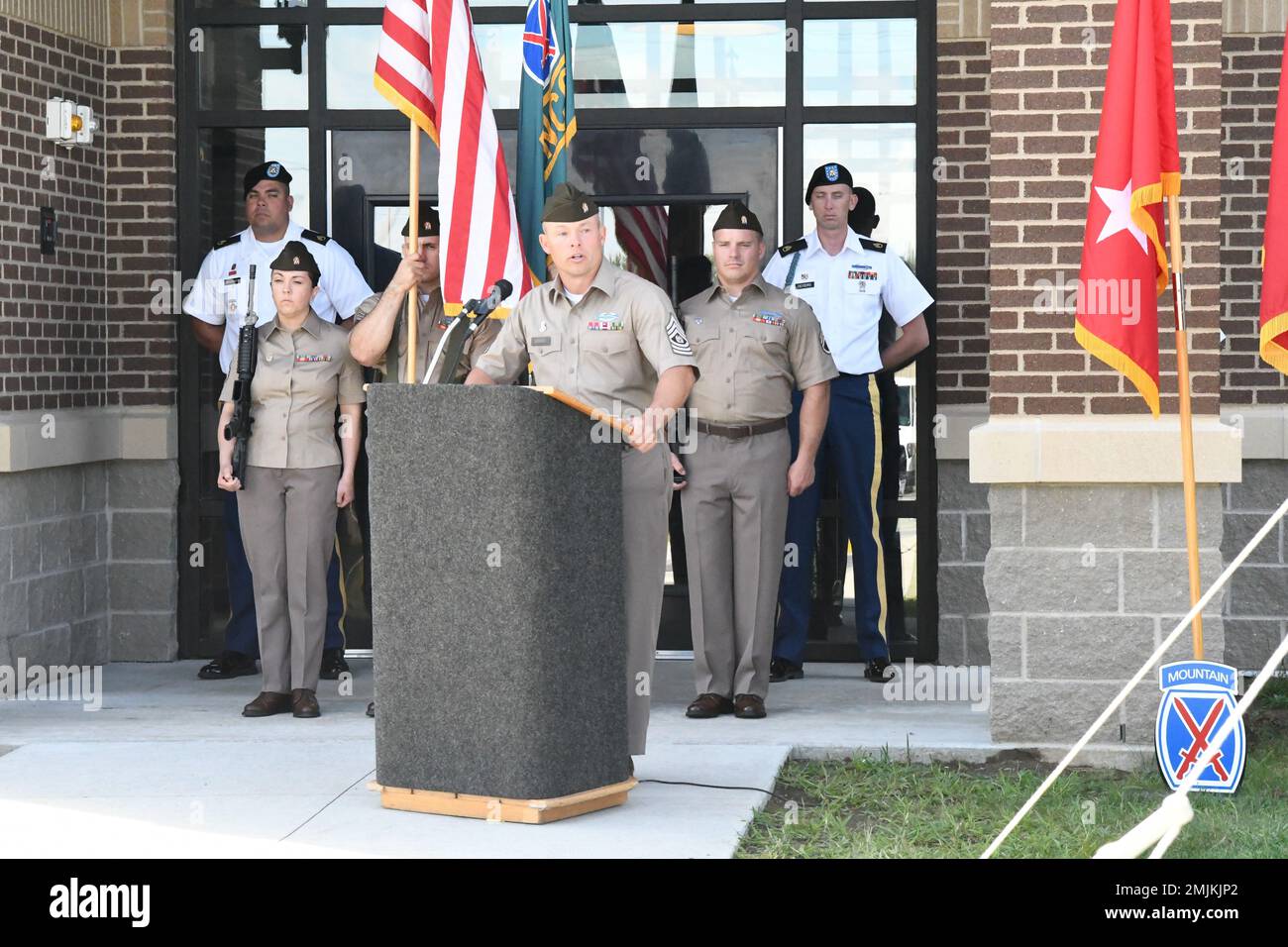 Il comando Sgt. Major Ronald Newman, 10th Mountain Division Noncommissioned Officer Academy Commandant, si rivolge al pubblico durante la cerimonia di commemorazione del 31 agosto, onorando il compianto comando Sgt. Major. Southern “Buddy” Hewitt. (Foto di Mike Strasser, Fort Drum Garrison Public Affairs) Foto Stock