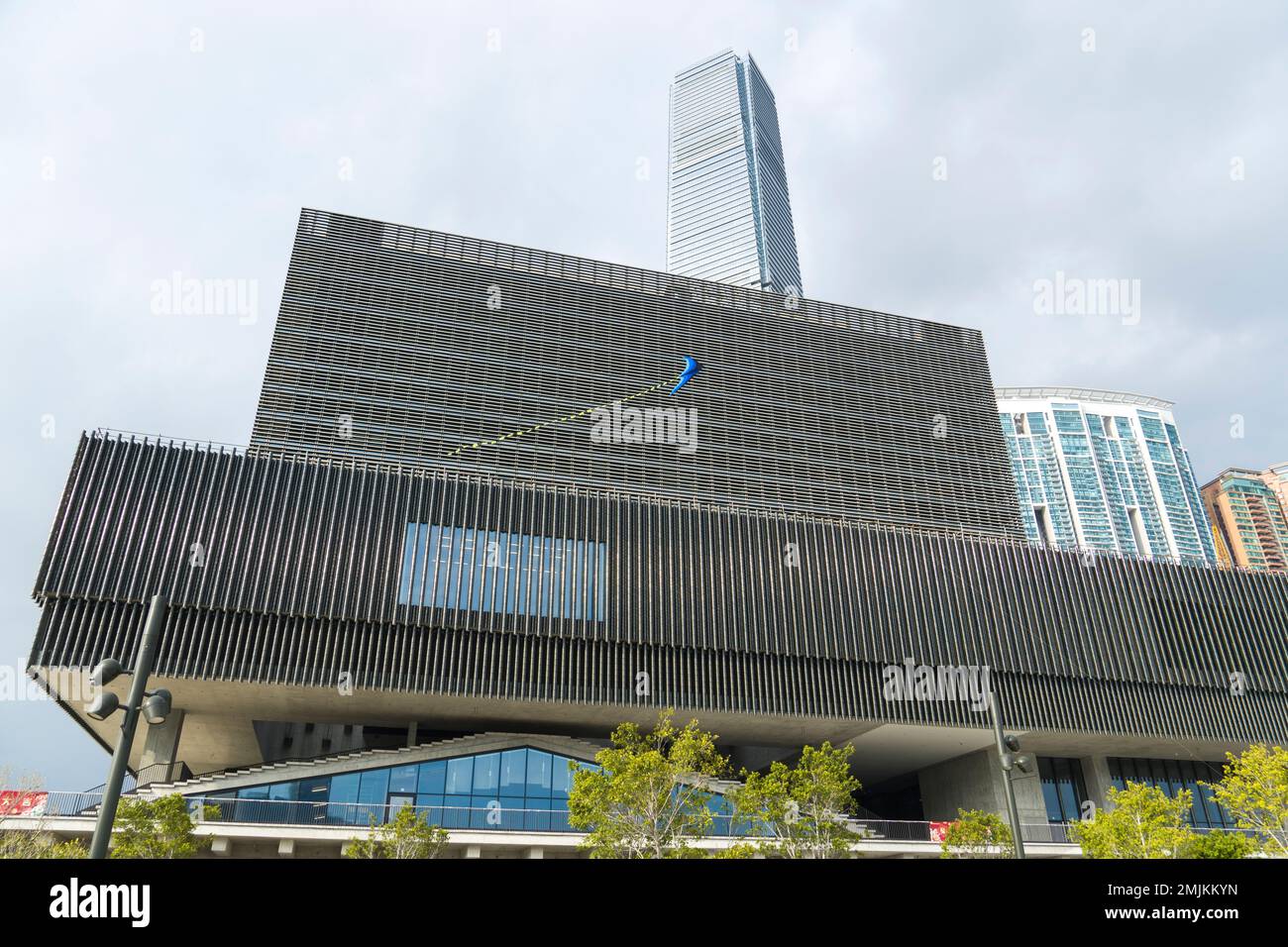 Hong Kong - Febbraio 2021: M Plus Museum situato nel quartiere culturale di West Kowloon, Low Angle View. Un museo di cultura visiva moderna e contemporanea Foto Stock