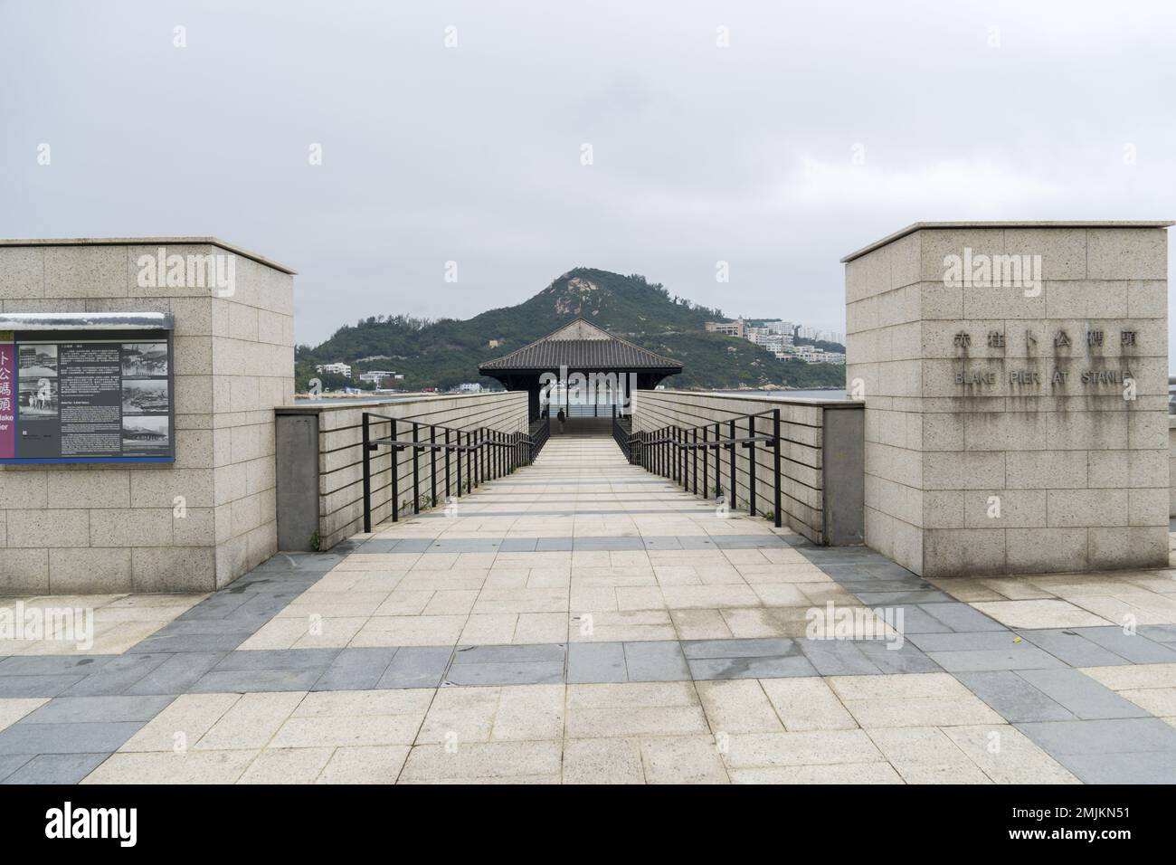 Blake Pier a Stanley. Un molo pubblico con tetto in acciaio in ferro stile Edoardiano classico e vista a livello degli occhi Foto Stock