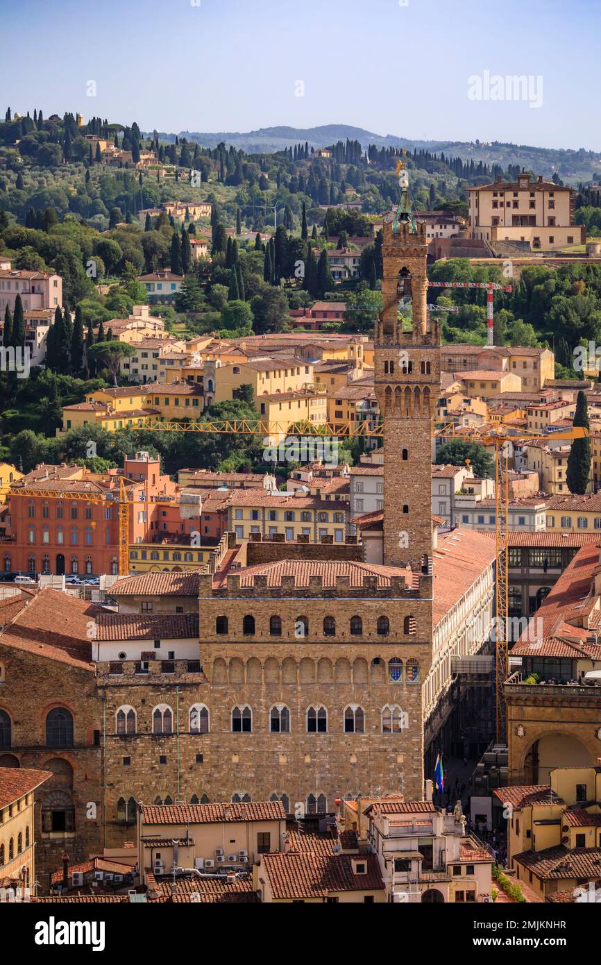 Palazzo Vecchio e tetti rossi dalla cupola Brunelleschi del Duomo o Cattedrale di Santa Maria del Fiore, Firenze, Italia, vista aerea Foto Stock