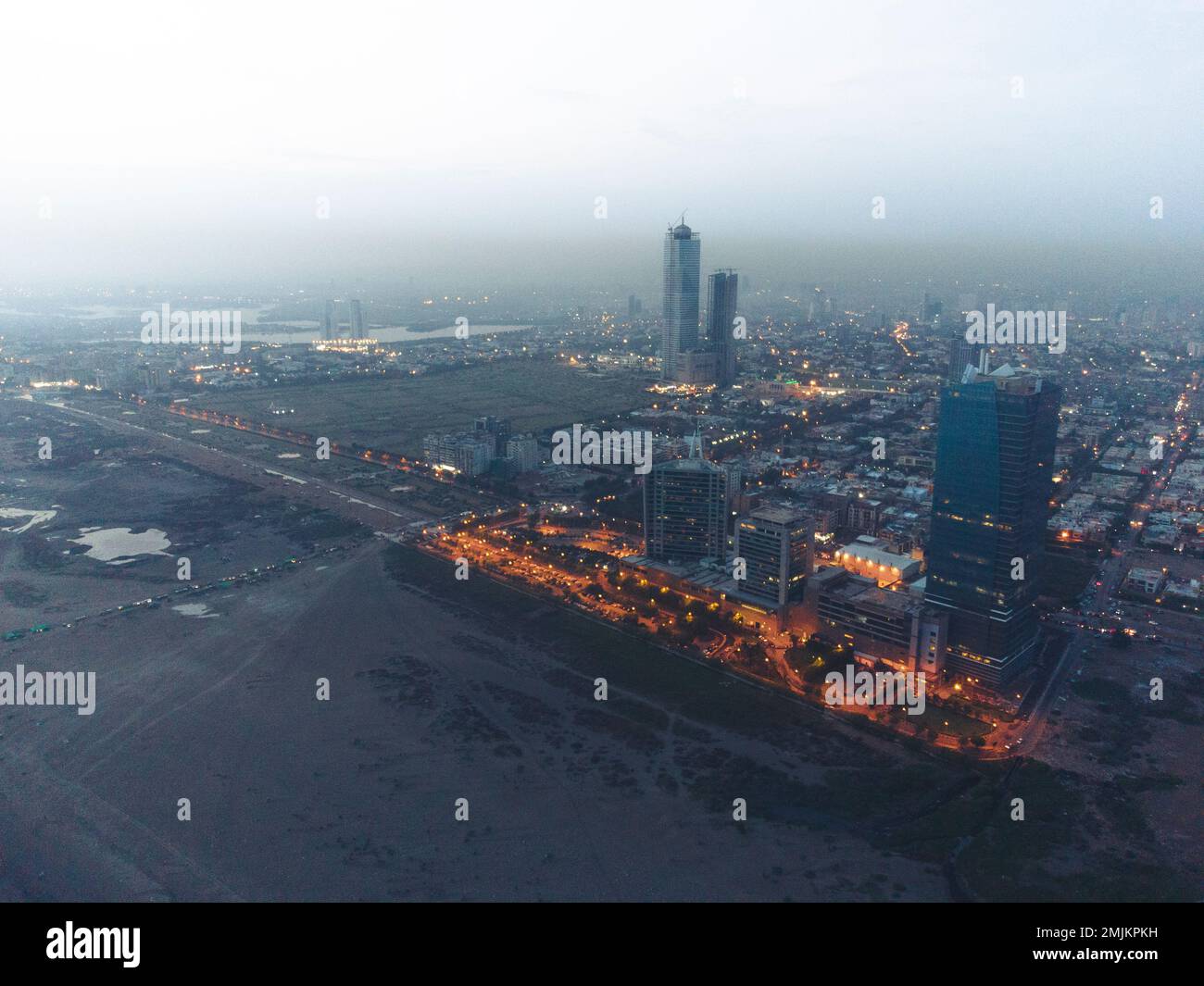 karachi pakistan, fotografia aerea del paesaggio urbano e dei punti di riferimento della città di karachi, immagine aerea della torre icona di bahria, centro commerciale dolmen clifton, fronte del porto Foto Stock