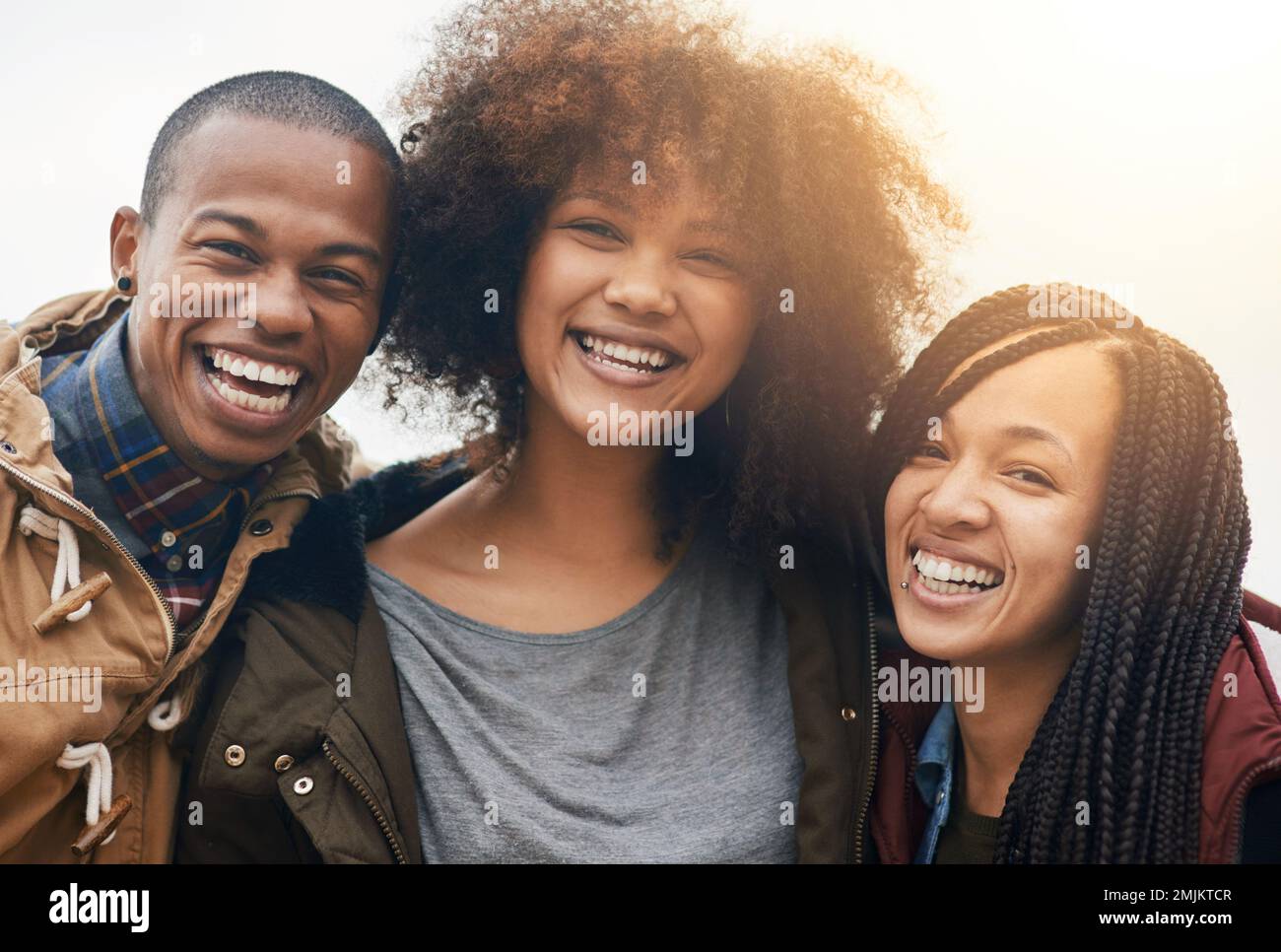 Raffreddare con la mia gente preferita. Ritratto di un gruppo di amici felici in posa insieme fuori. Foto Stock