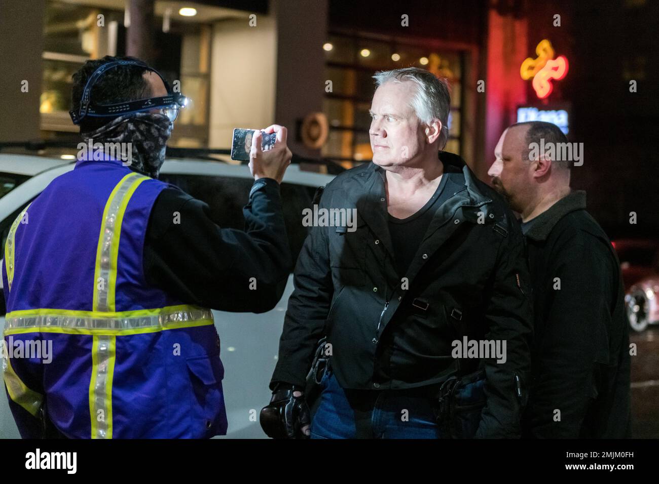 Seattle, Stati Uniti. 27th Jan, 2023. Appena dopo 7:00pm manifestanti scendono in strada dopo che il corpo della polizia di Tiro Nichols è stato rilasciato dalla polizia di Memphis. I manifestanti hanno cantato e marciato da Capitol Hill allo Space Needle interrompendo il traffico prima di tornare al Seattle Police East Precinct e bloccando l'incrocio. Credit: James Anderson/Alamy Live News Foto Stock