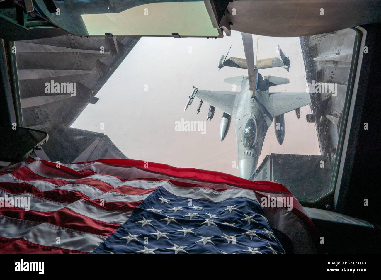 Un Falcon combattente F-16 assegnato allo Squadrone del combattente d'espeditio 79th, riceve il supporto per il rifornimento d'aria da un estensore KC-10 assegnato allo Squadrone del rifornimento d'aria d'espeditio 908th, sopra gli Stati Uniti Area di responsabilità del comando centrale, 31 agosto 2022. La missione dell'Aeronautica militare 9th (Air Forces Central) è quella di eseguire una campagna integrata accanto alle nazioni regionali e di coalizione per scoraggiare e, se necessario, sconfiggere gli aggressori regionali e i concorrenti globali. Foto Stock