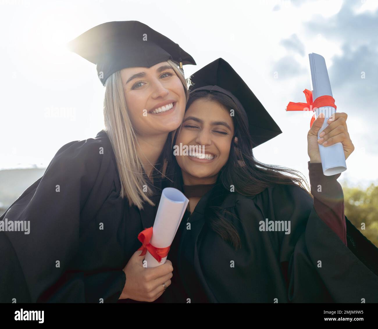 Libro di borse di studio, amici e certificato di laurea ritratto di donne insieme in celebrazione. Diploma di successo, felicità e studenti entusiasti con Foto Stock