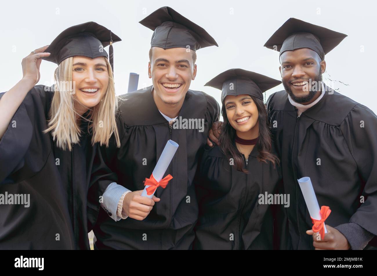 Istruzione, università e ritratto degli studenti per la laurea, il successo e la realizzazione in università. Scuola, laureato e gruppo di amici in Foto Stock