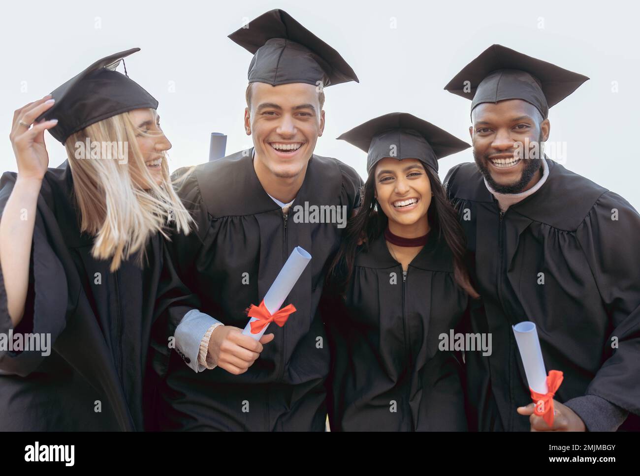 Laurea, università e ritratto di studenti con successo, istruzione e conseguimento in università. Scuola, laureato e gruppo di amici in Foto Stock